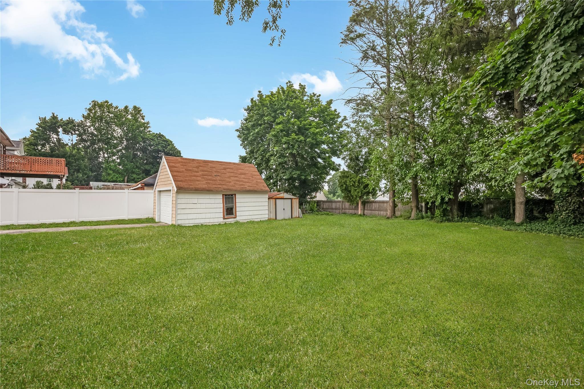 Single Family Cedar Avenue  Suffolk County, NY 11735, MLS-1050640-16