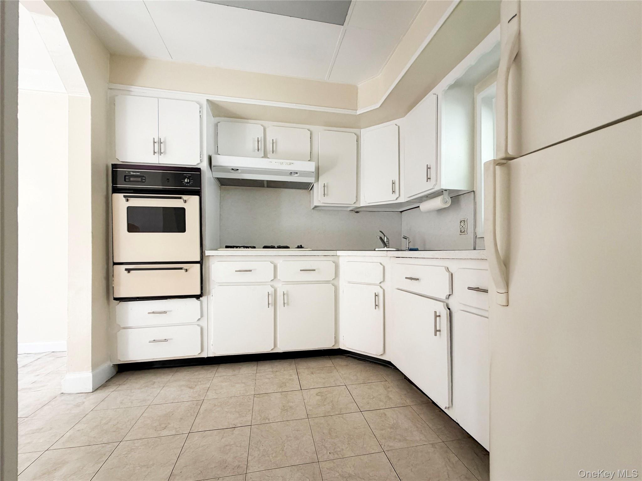 Single Family Yates Avenue Bronx, NY 10461, MLS-1050772-11