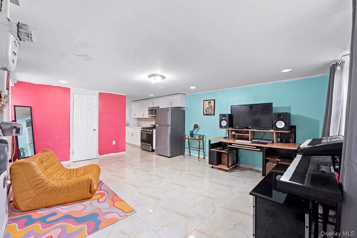 Single Family Bradford Street  Brooklyn, NY 11207, MLS-1050842-17