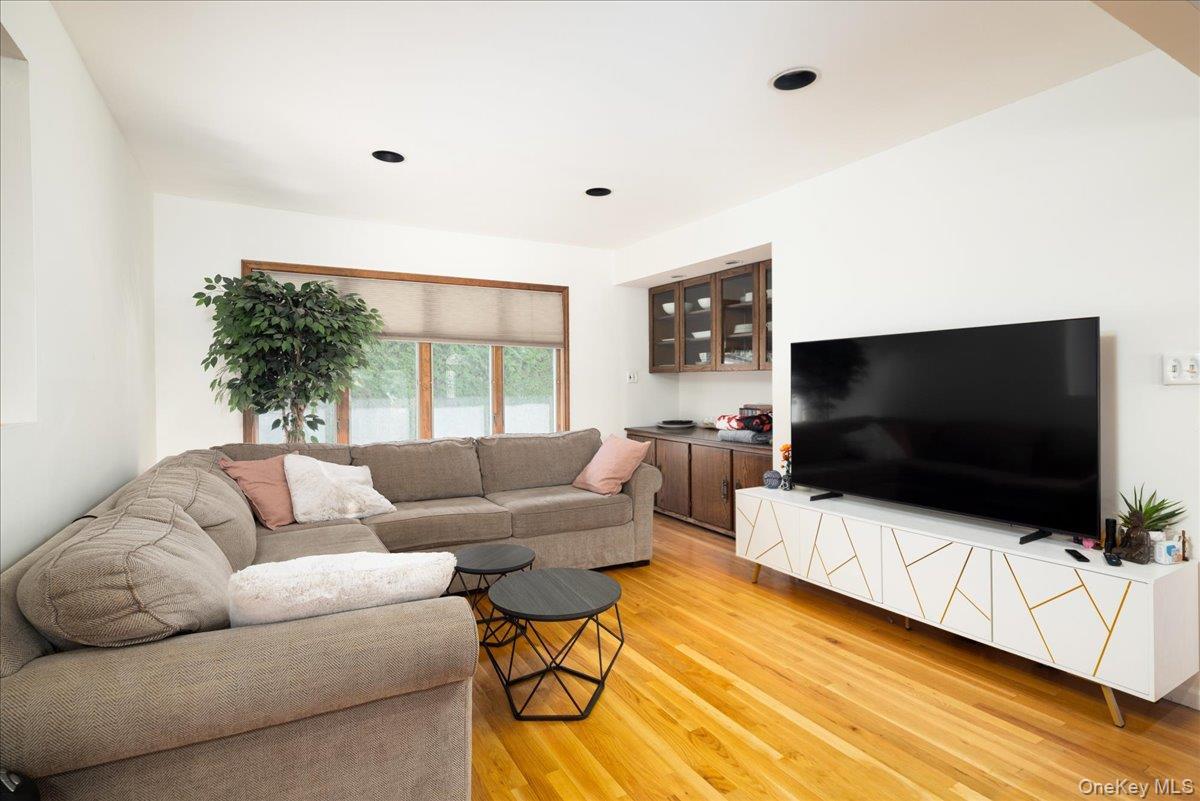 Single Family Seneca Drive Nassau County, NY 11758, MLS-1050899-4