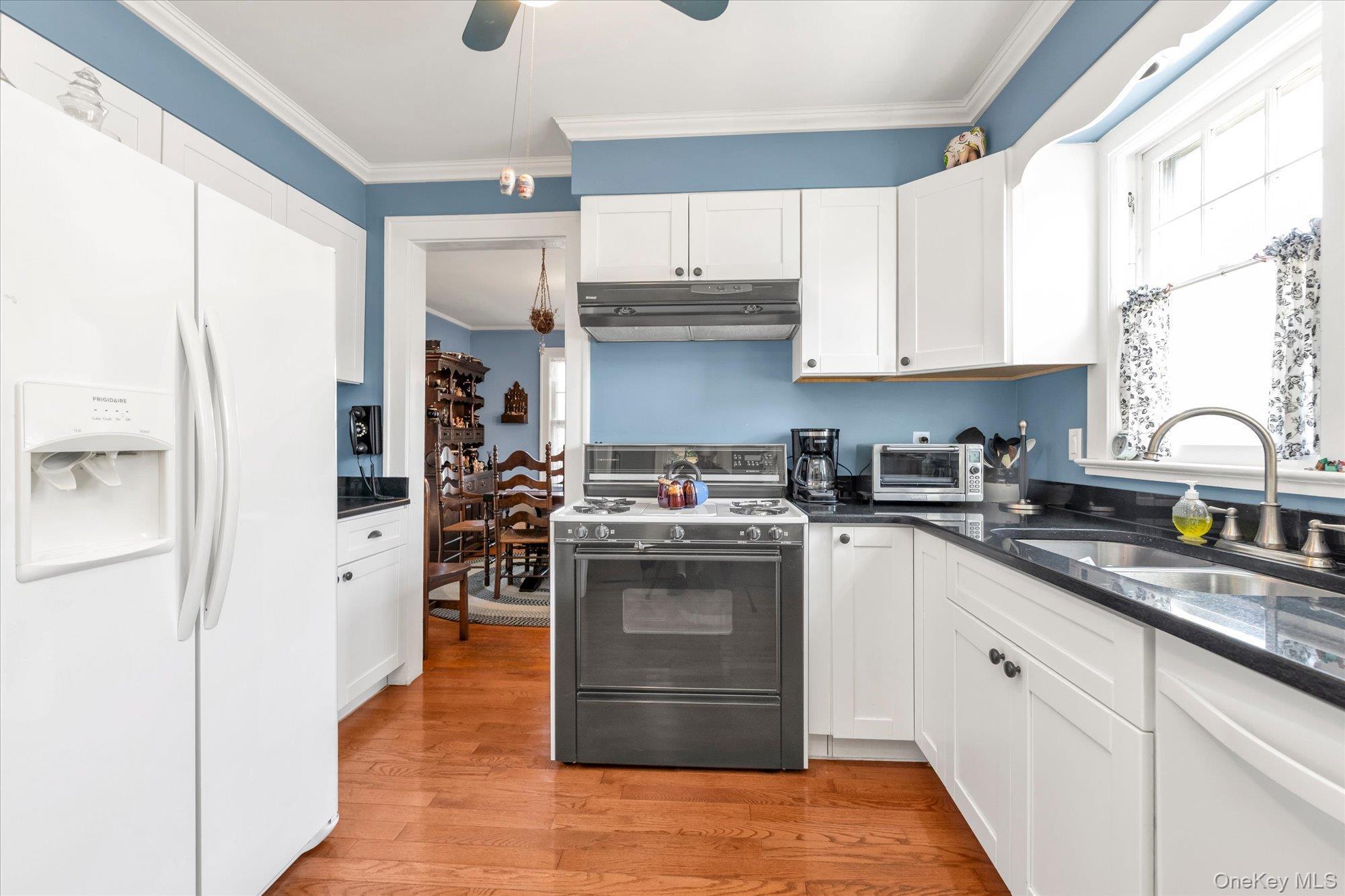 Single Family Kingsland Place Suffolk County, NY 11702, MLS-1050985-12