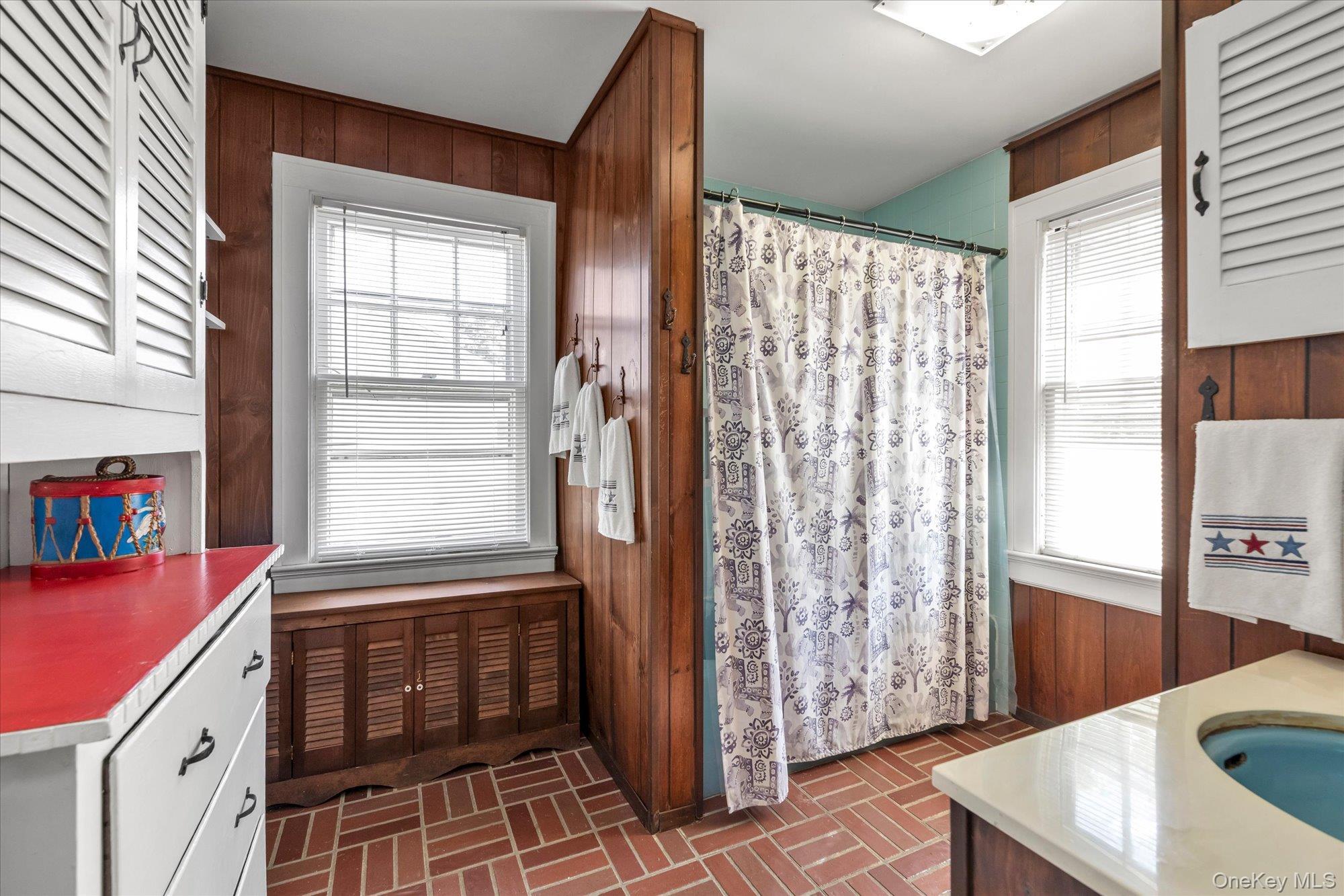 Single Family Kingsland Place Suffolk County, NY 11702, MLS-1050985-16