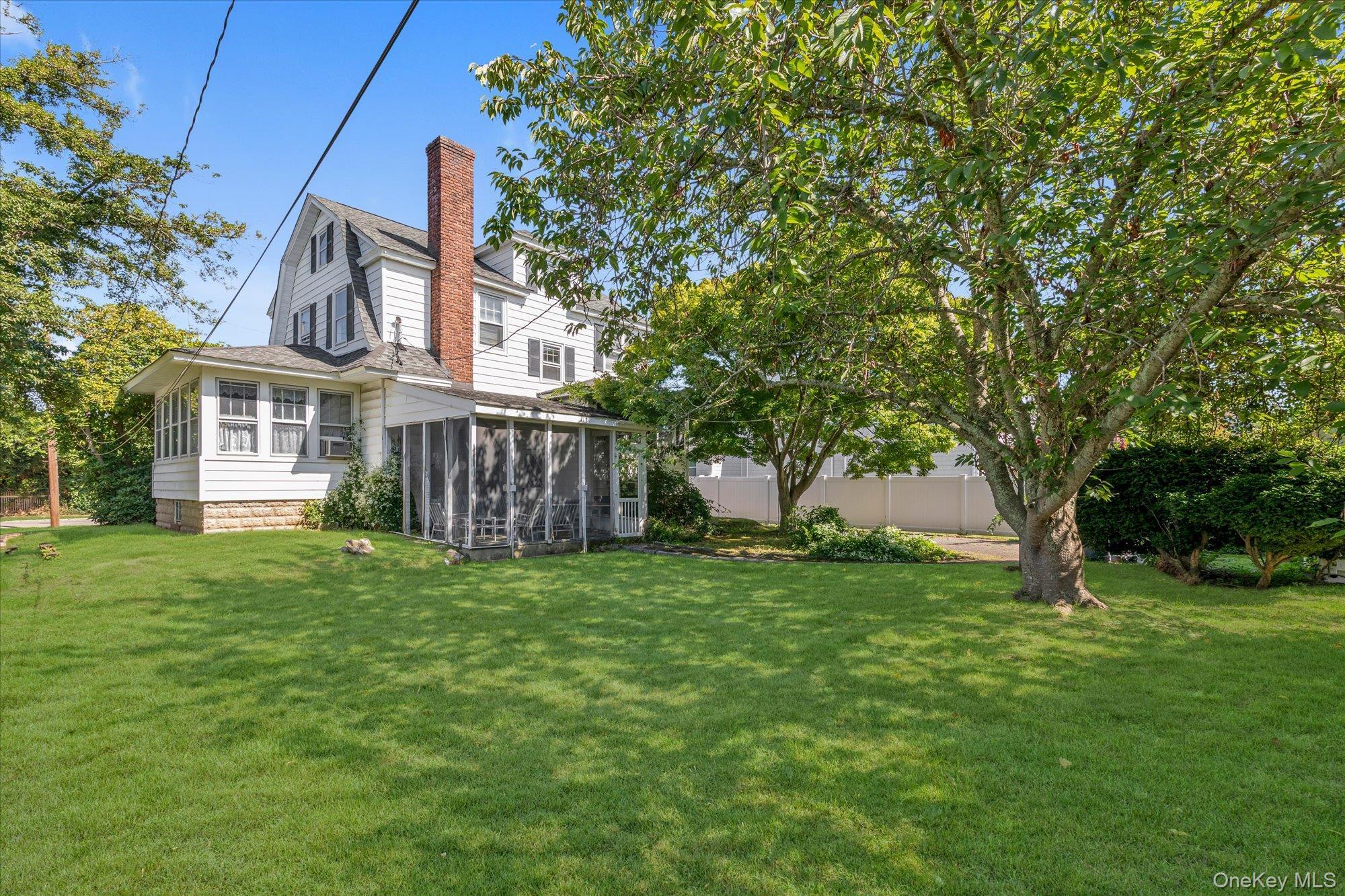 Single Family Kingsland Place Suffolk County, NY 11702, MLS-1050985-20