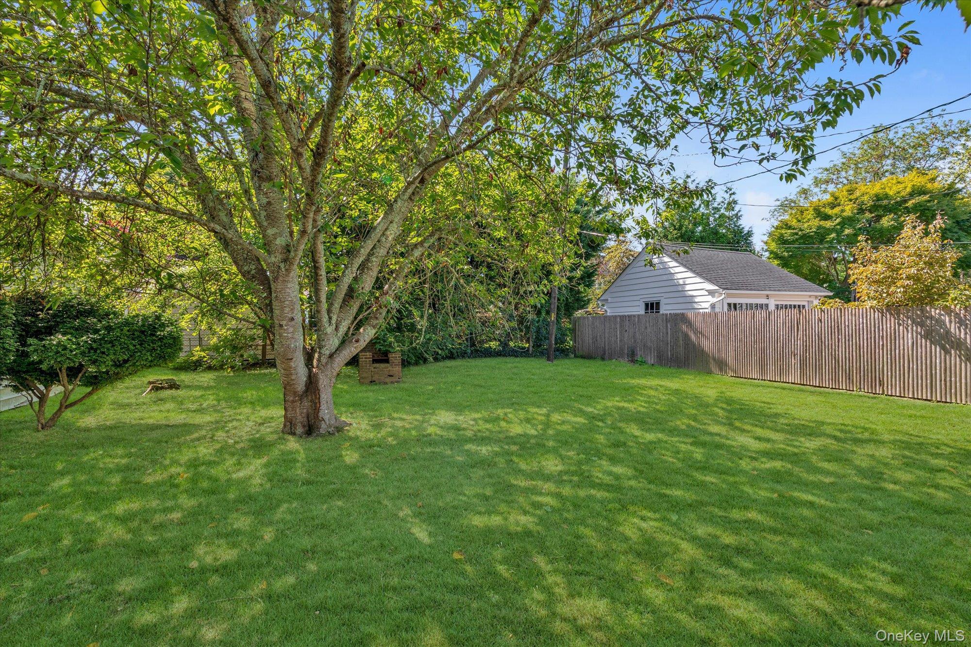 Single Family Kingsland Place Suffolk County, NY 11702, MLS-1050985-21