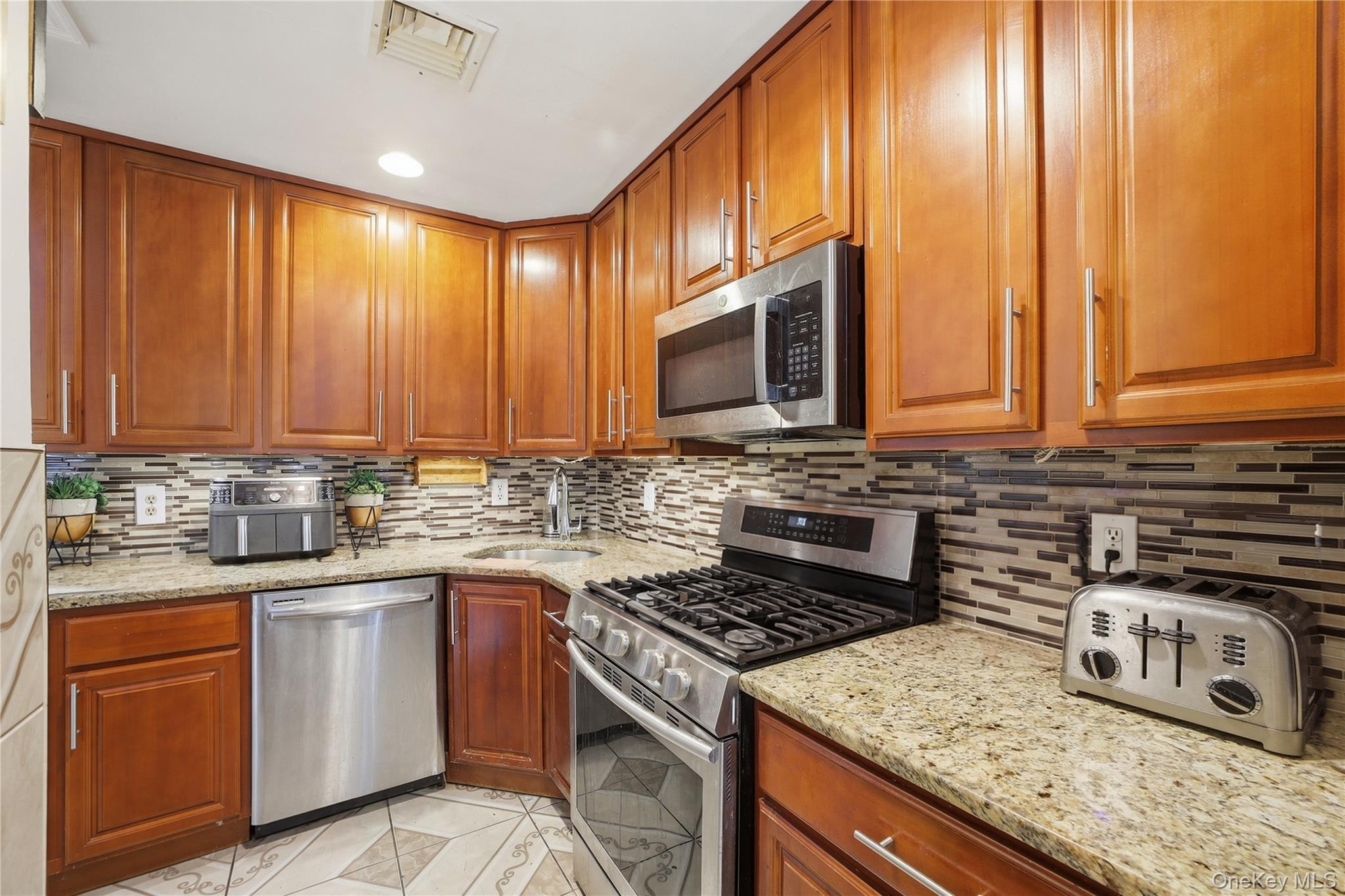 Single Family Cicero Avenue Bronx, NY 10473, MLS-1050993-9