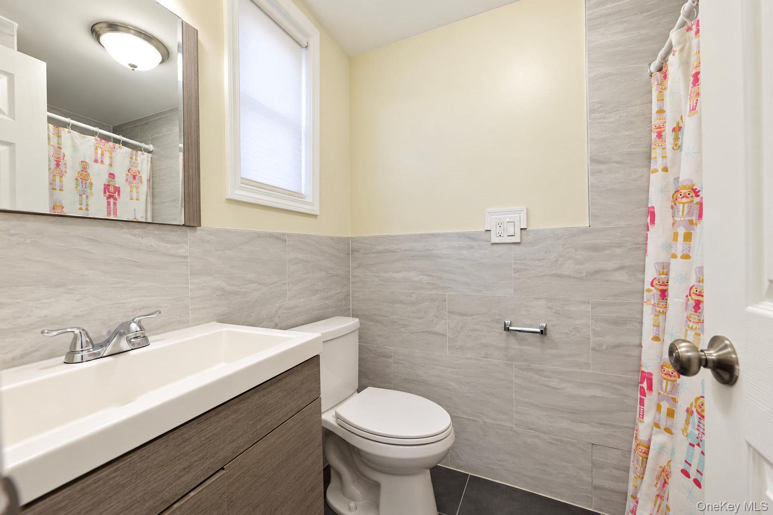 Single Family Yates Avenue Bronx, NY 10469, MLS-1051178-20