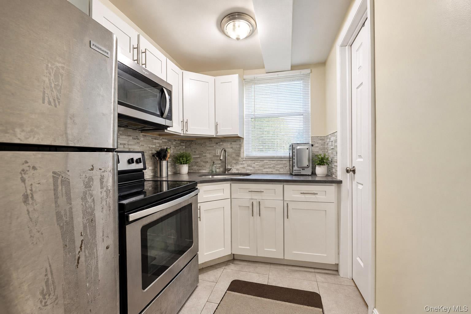 Single Family Yates Avenue Bronx, NY 10469, MLS-1051178-21
