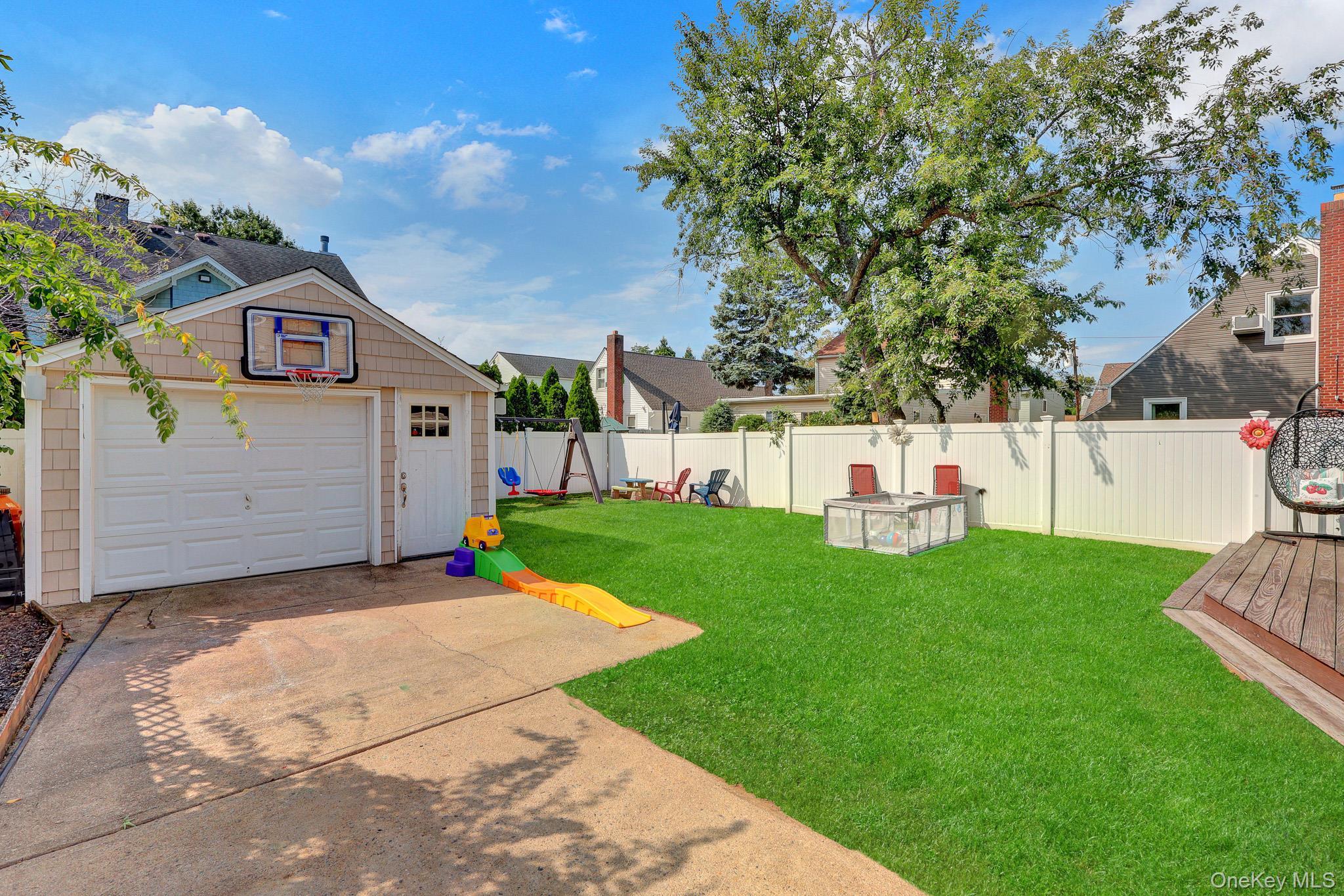Single Family Clive Place Nassau County, NY 11572, MLS-1051223-31