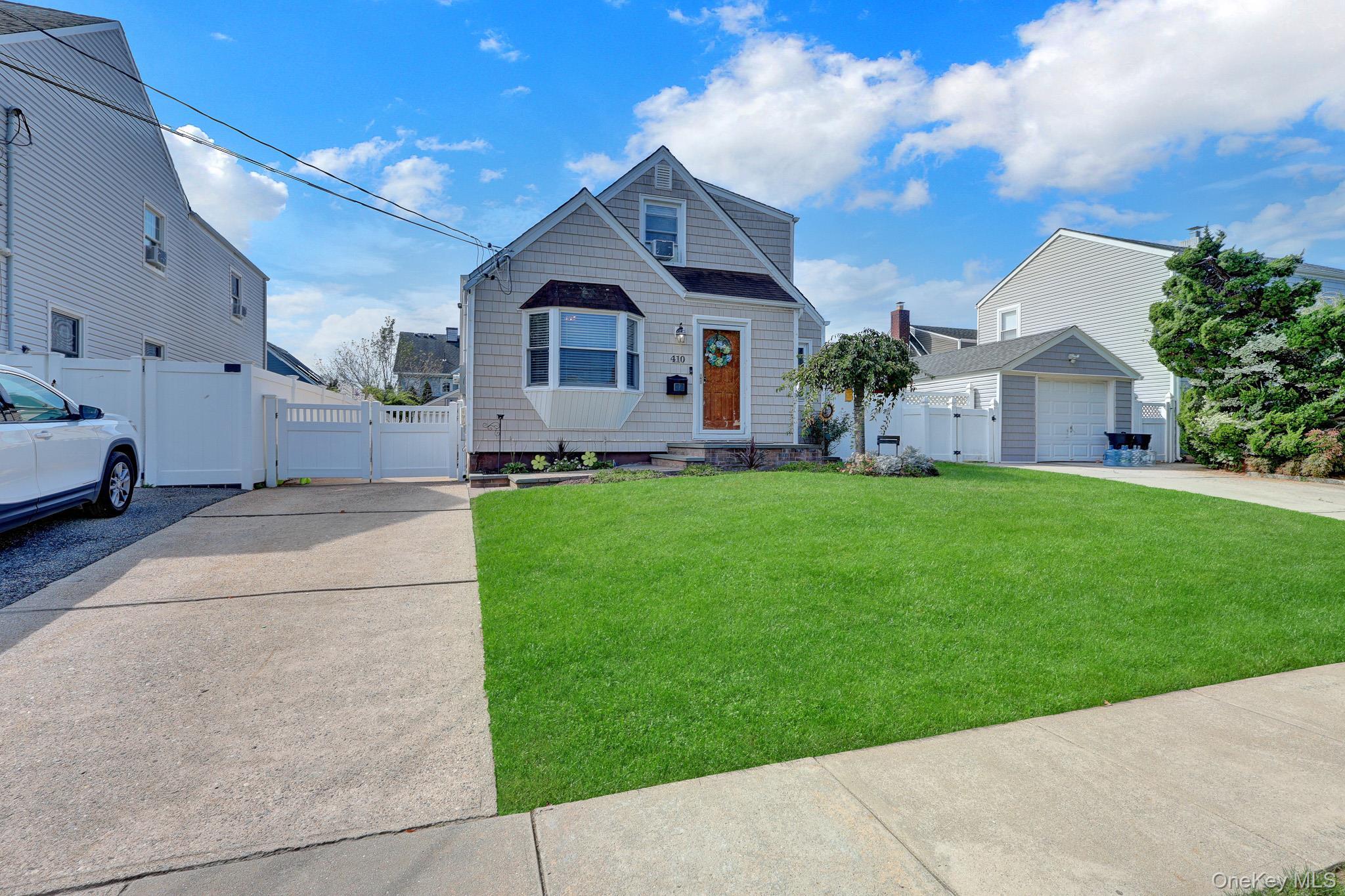 Single Family Clive Place Nassau County, NY 11572, MLS-1051223-32