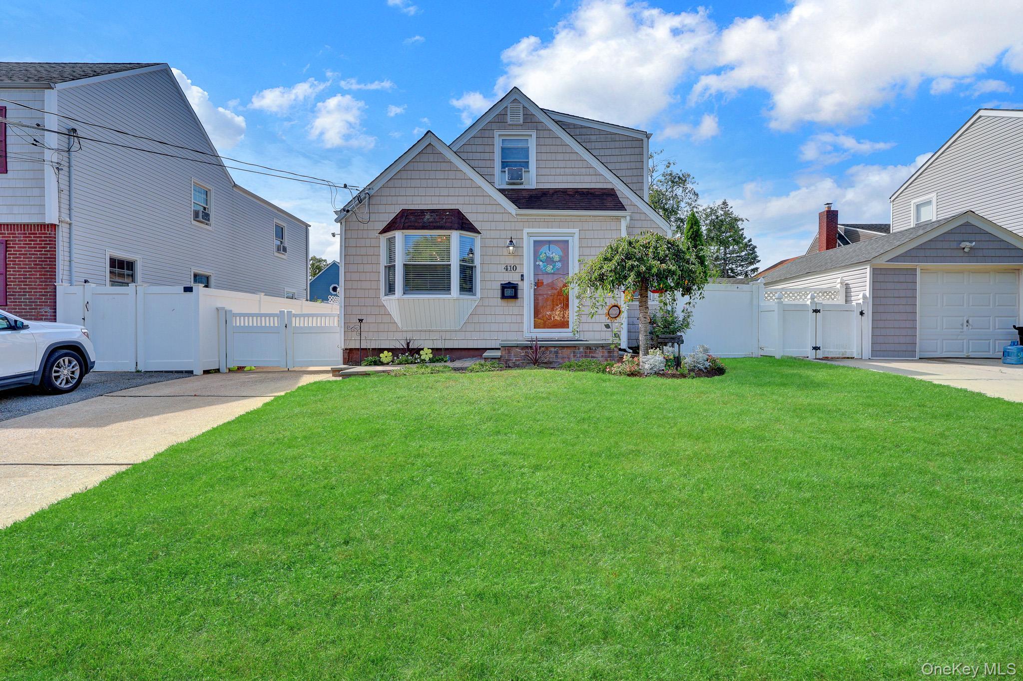 Single Family Clive Place Nassau County, NY 11572, MLS-1051223-33