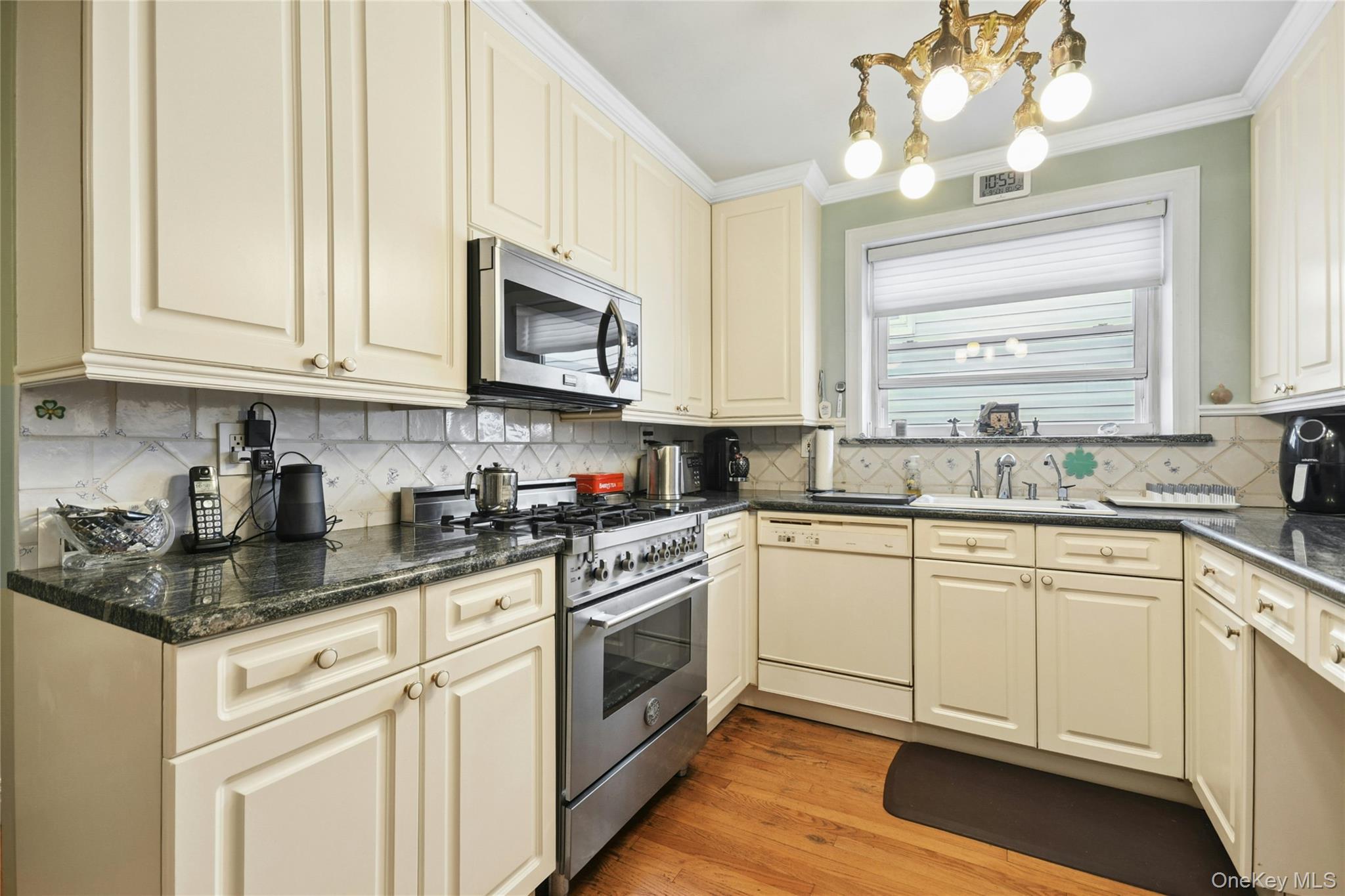 Single Family E 235th Street Bronx, NY 10470, MLS-1051576-13