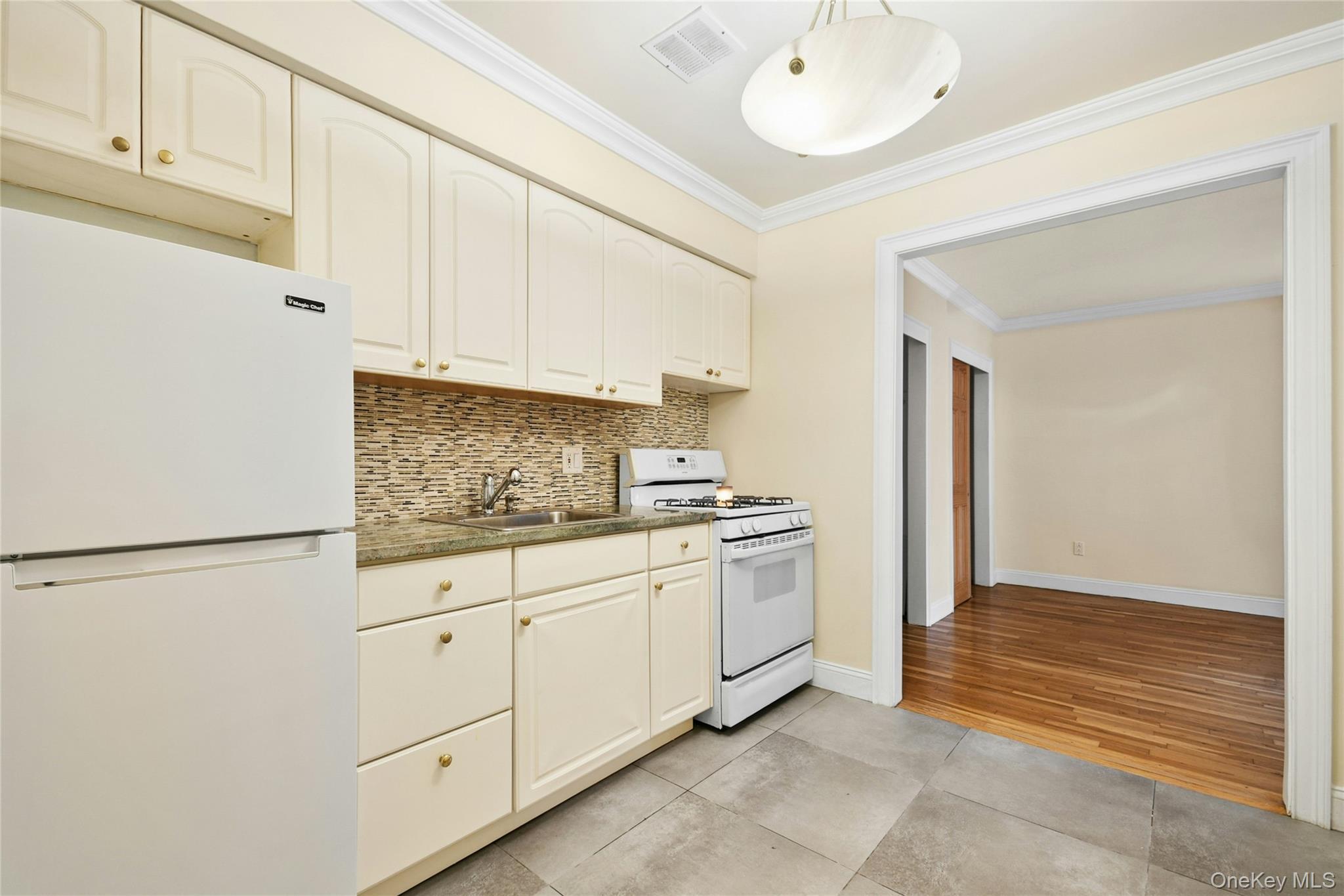 Single Family E 235th Street Bronx, NY 10470, MLS-1051576-5