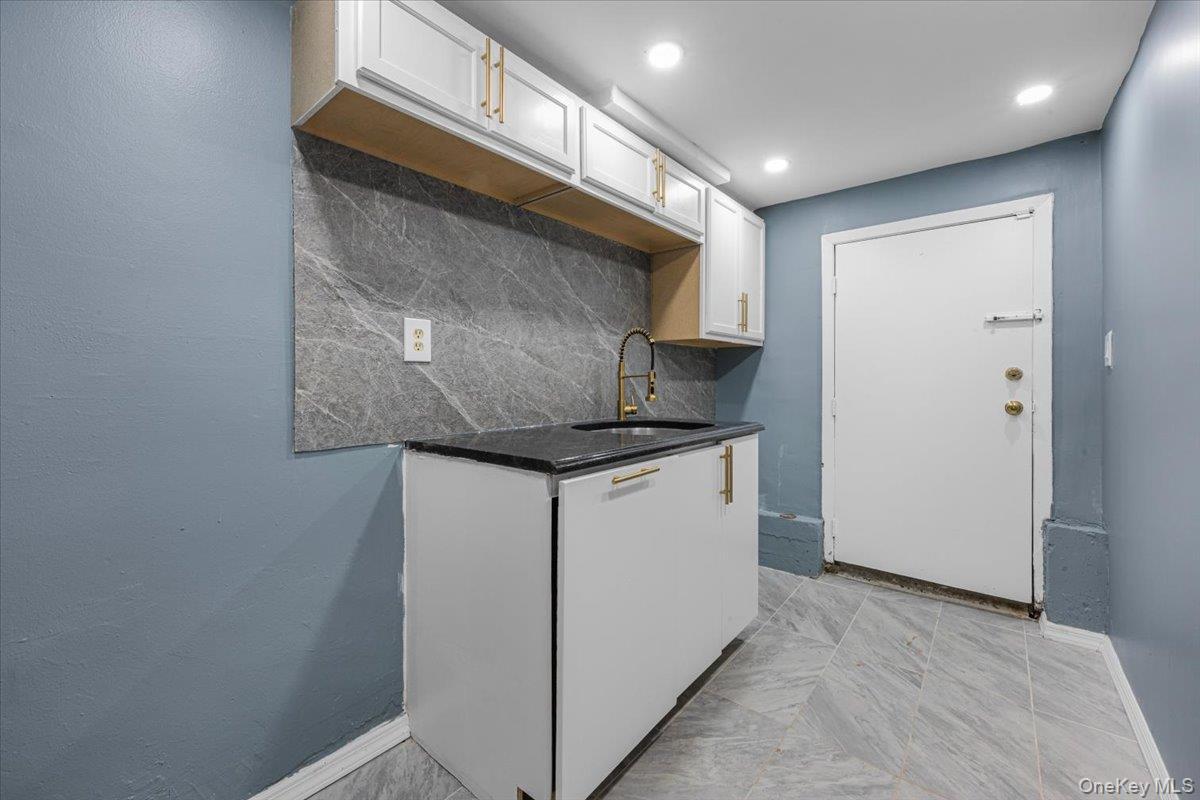 Single Family Dewitt Place Bronx, NY 10469, MLS-1051693-18