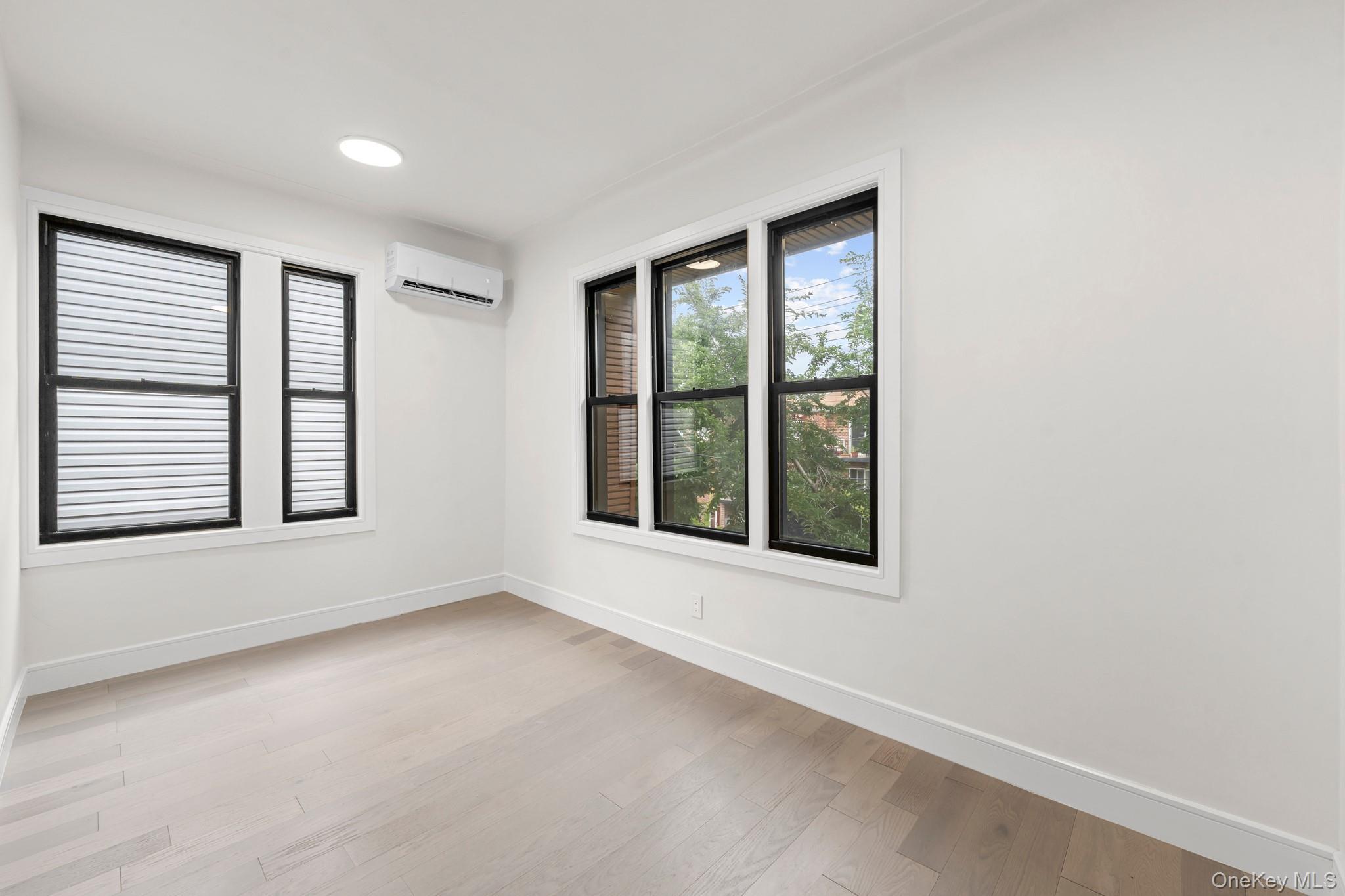 Single Family E 226th Street Bronx, NY 10466, MLS-1051785-11