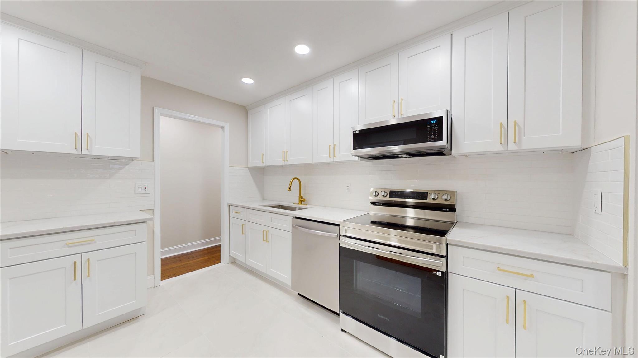 Single Family Oakwood Road Suffolk County, NY 11743, MLS-1051968-27