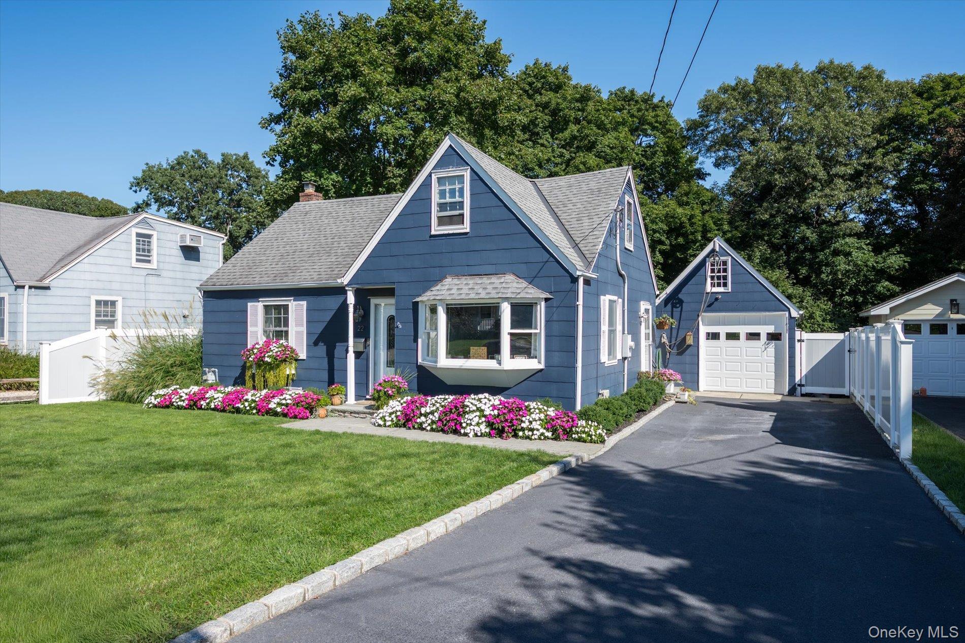 Single Family Crestfield Place Suffolk County, NY 11768, MLS-1052414-2