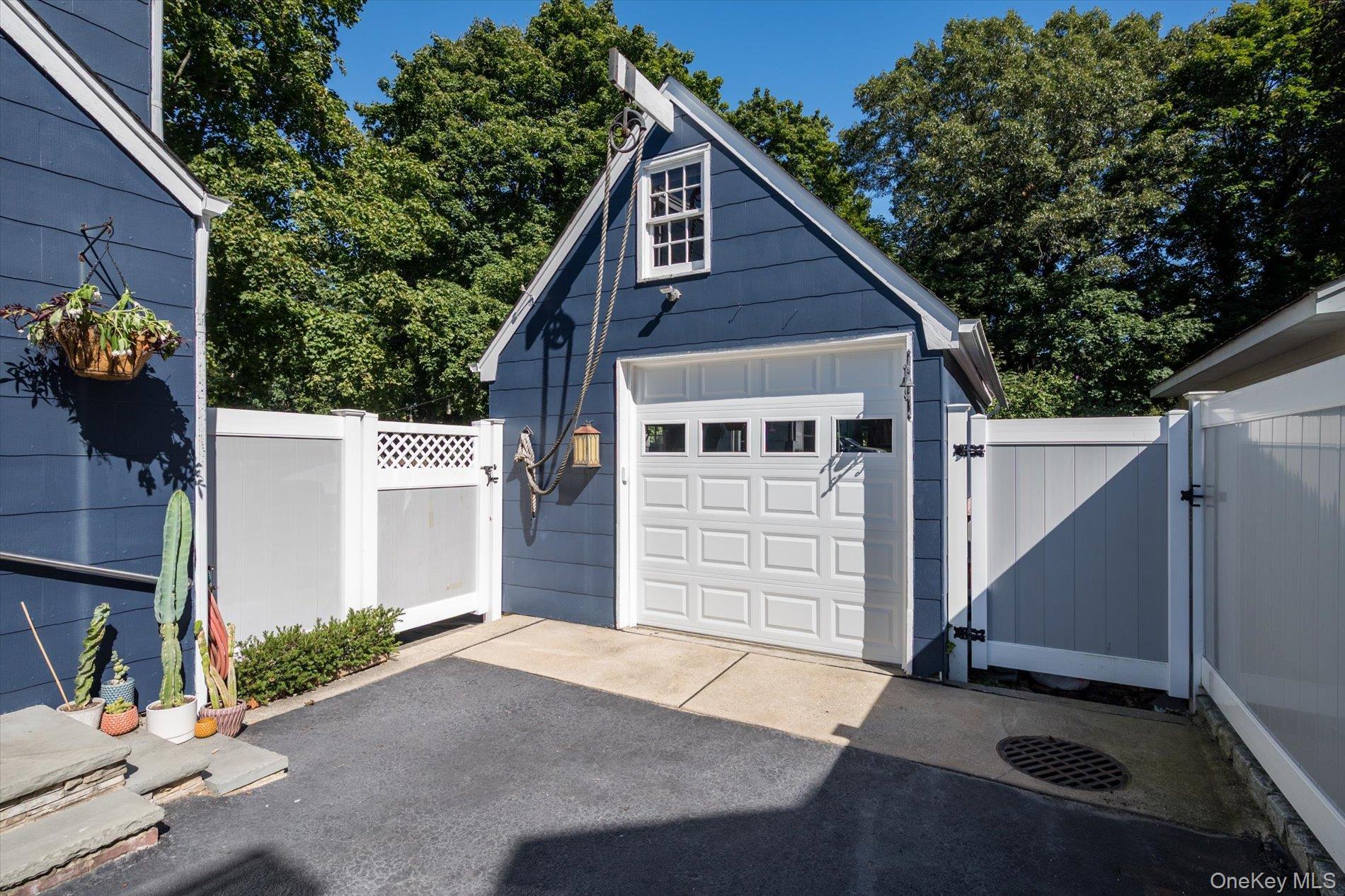 Single Family Crestfield Place  Suffolk County, NY 11768, MLS-1052414-23