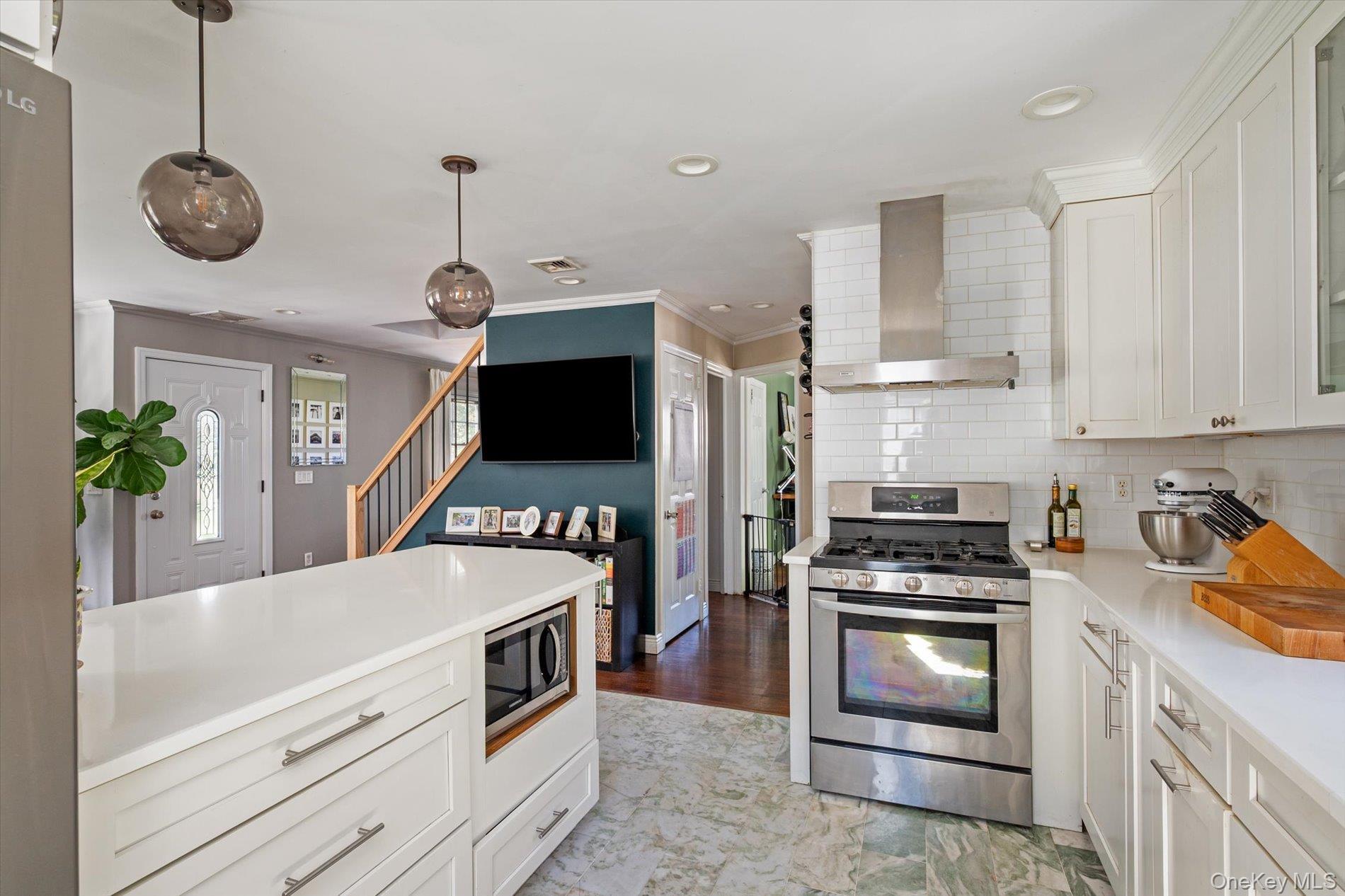 Single Family Crestfield Place Suffolk County, NY 11768, MLS-1052414-6