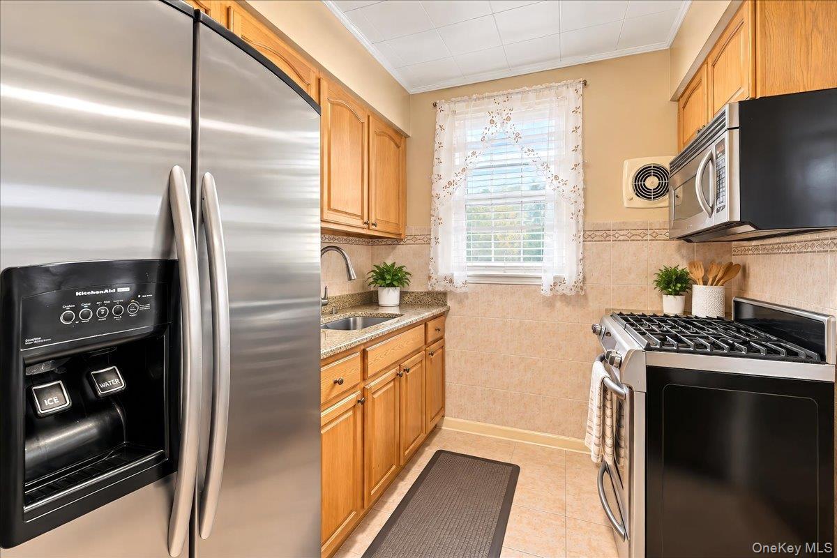 Single Family Edwards Avenue Bronx, NY 10461, MLS-1052460-8