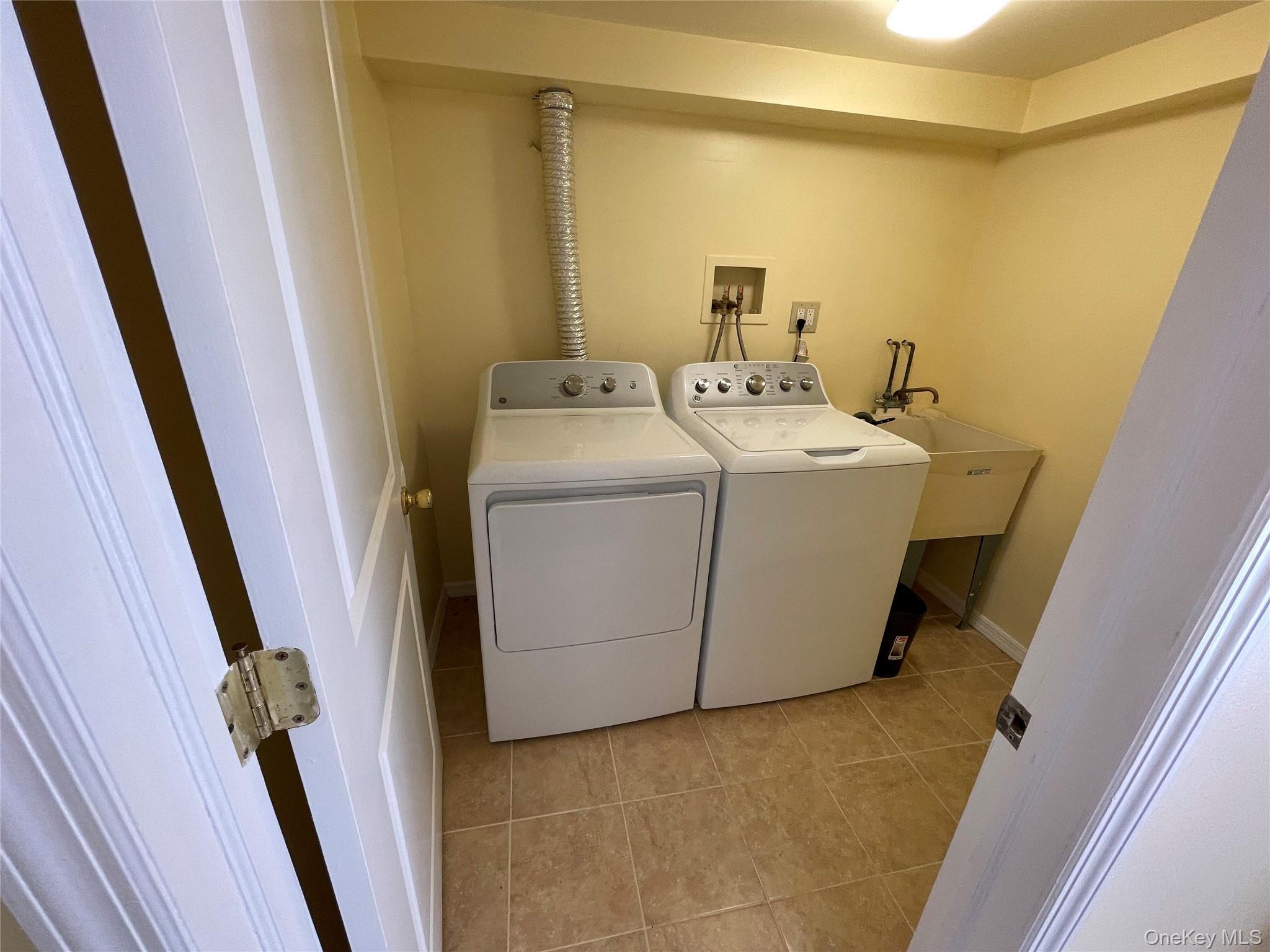 Single Family Denton Place  Suffolk County, NY 11735, MLS-1053000-31