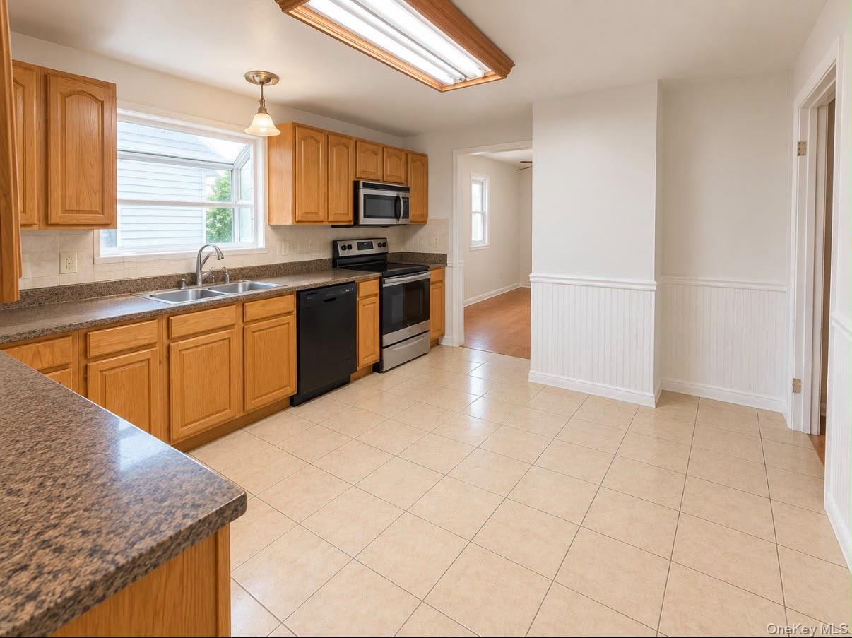 Single Family Albany Street Schenectady  Out Of Area, NY 12304, MLS-1053040-5