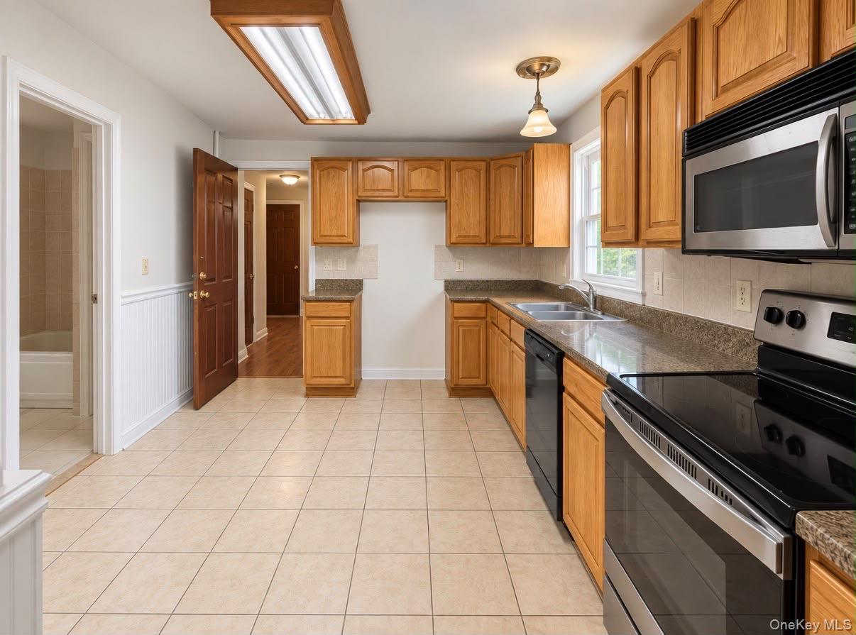 Single Family Albany Street Schenectady  Out Of Area, NY 12304, MLS-1053040-6
