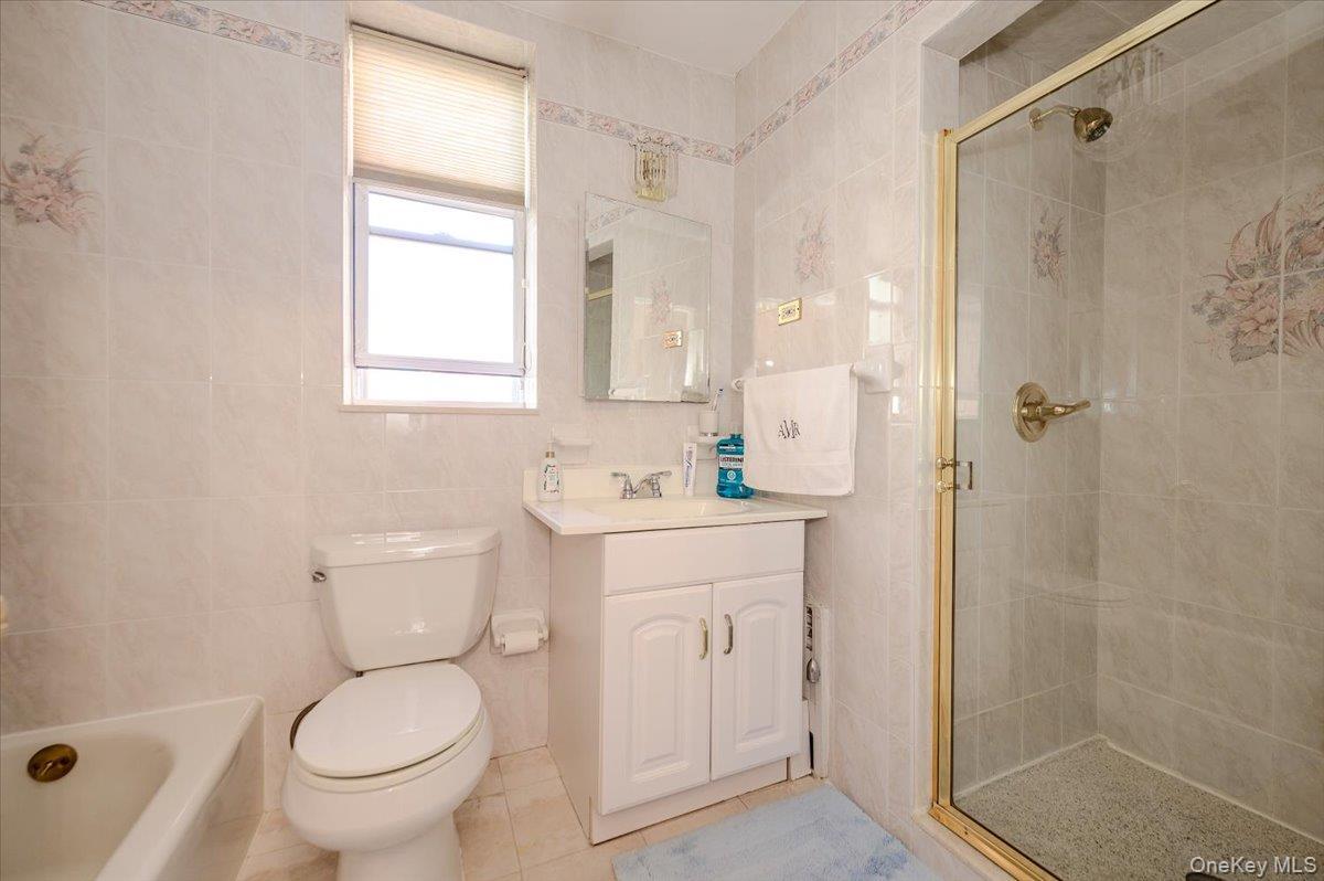 Single Family Fenton Avenue Bronx, NY 10469, MLS-1053079-13