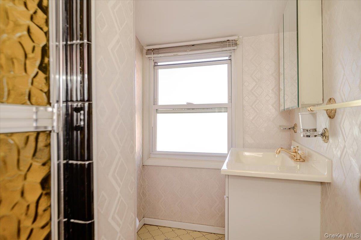 Single Family Fenton Avenue Bronx, NY 10469, MLS-1053079-14