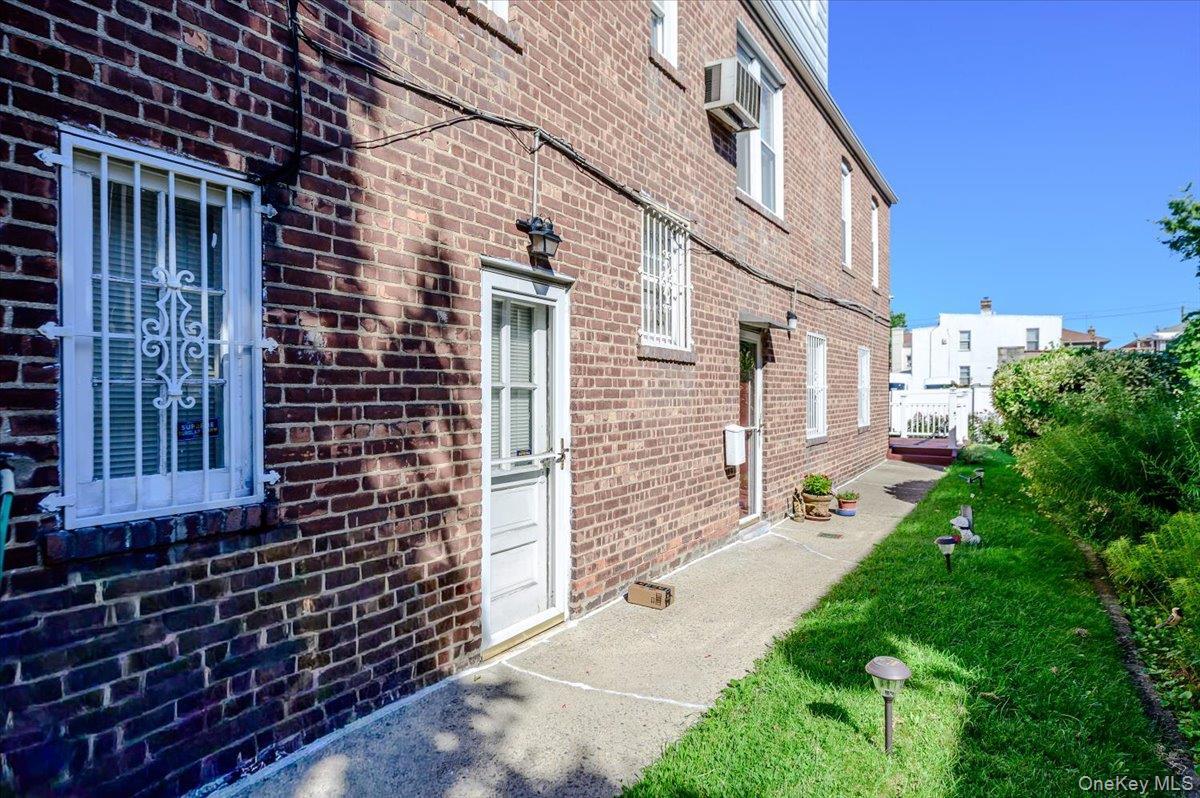 Single Family Fenton Avenue Bronx, NY 10469, MLS-1053079-23