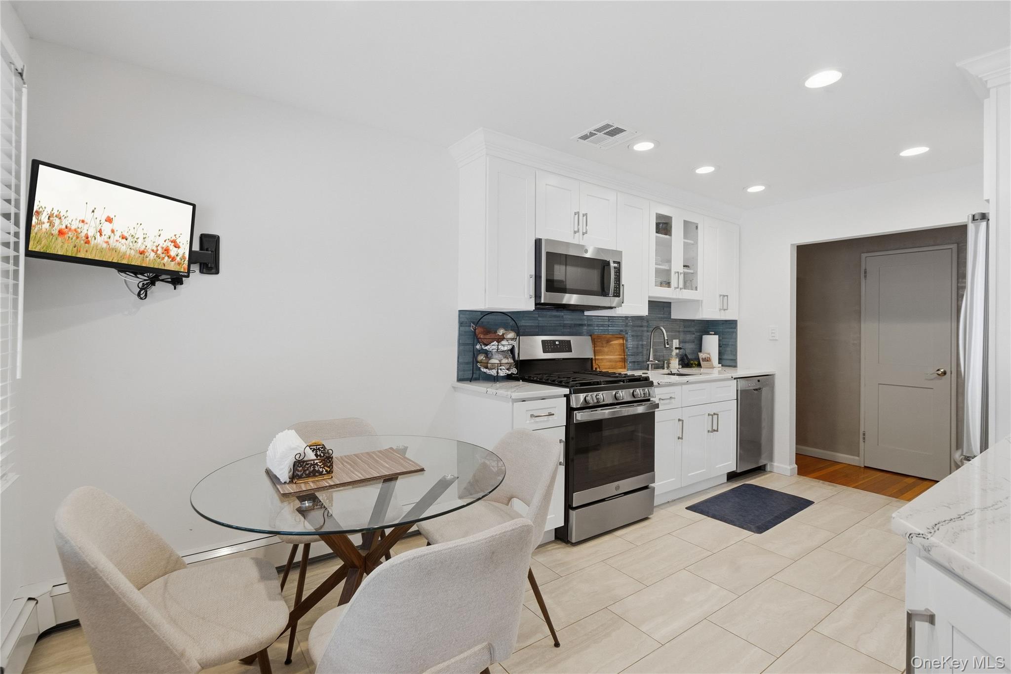Single Family Elmwood Lane  Nassau County, NY 11791, MLS-1053095-13