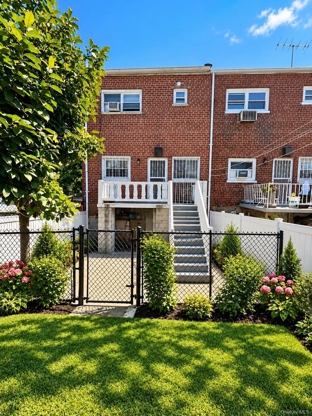 Single Family Laconia Avenue  Bronx, NY 10469, MLS-1053485-4