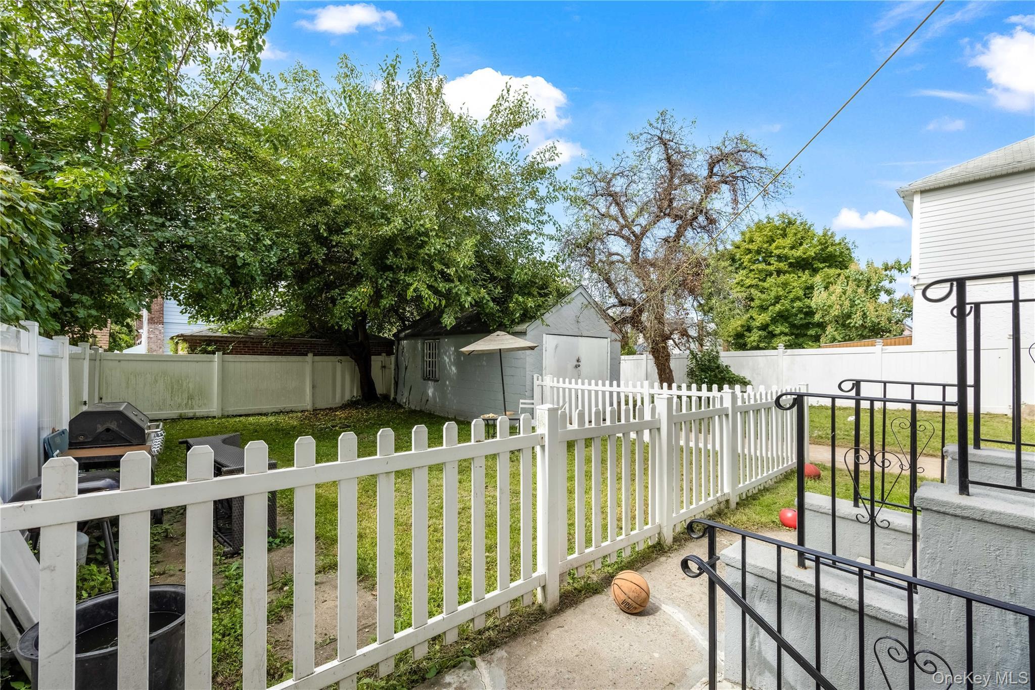 Single Family Monticello Avenue Bronx, NY 10466, MLS-1053755-33