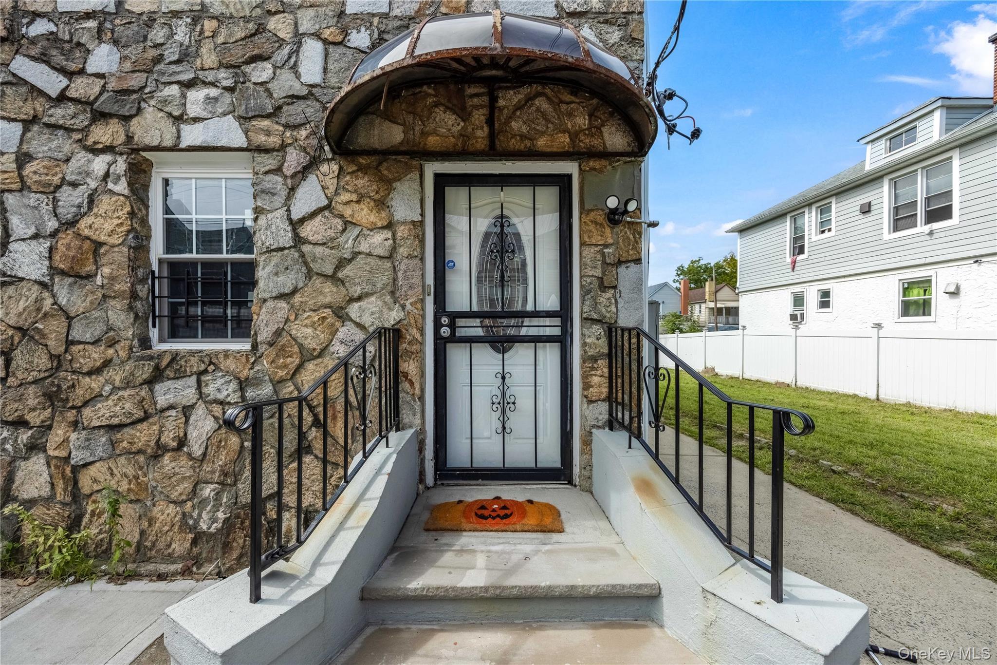 Single Family Monticello Avenue Bronx, NY 10466, MLS-1053755-4