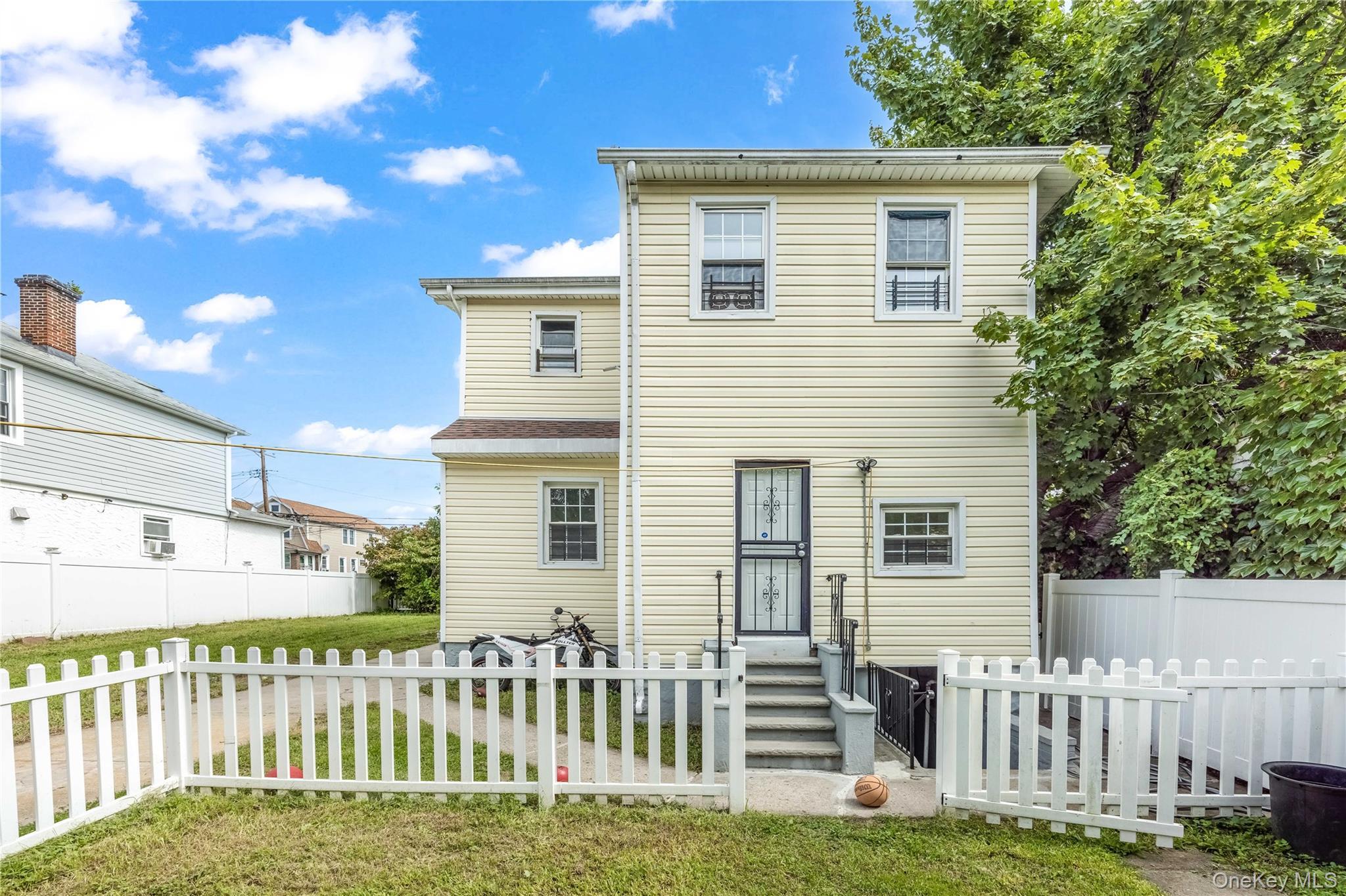 Single Family Monticello Avenue Bronx, NY 10466, MLS-1053755-5