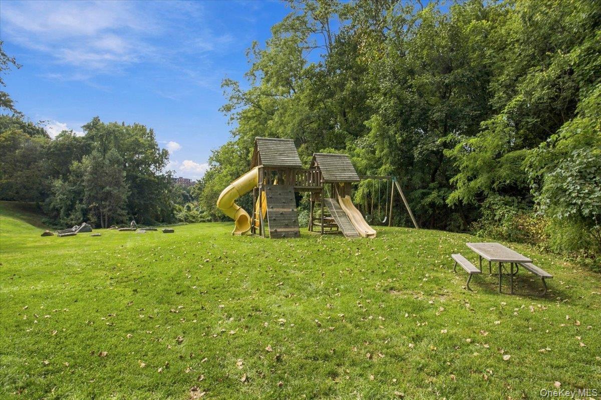 Single Family Knoll View Westchester County, NY 10562, MLS-1053845-20