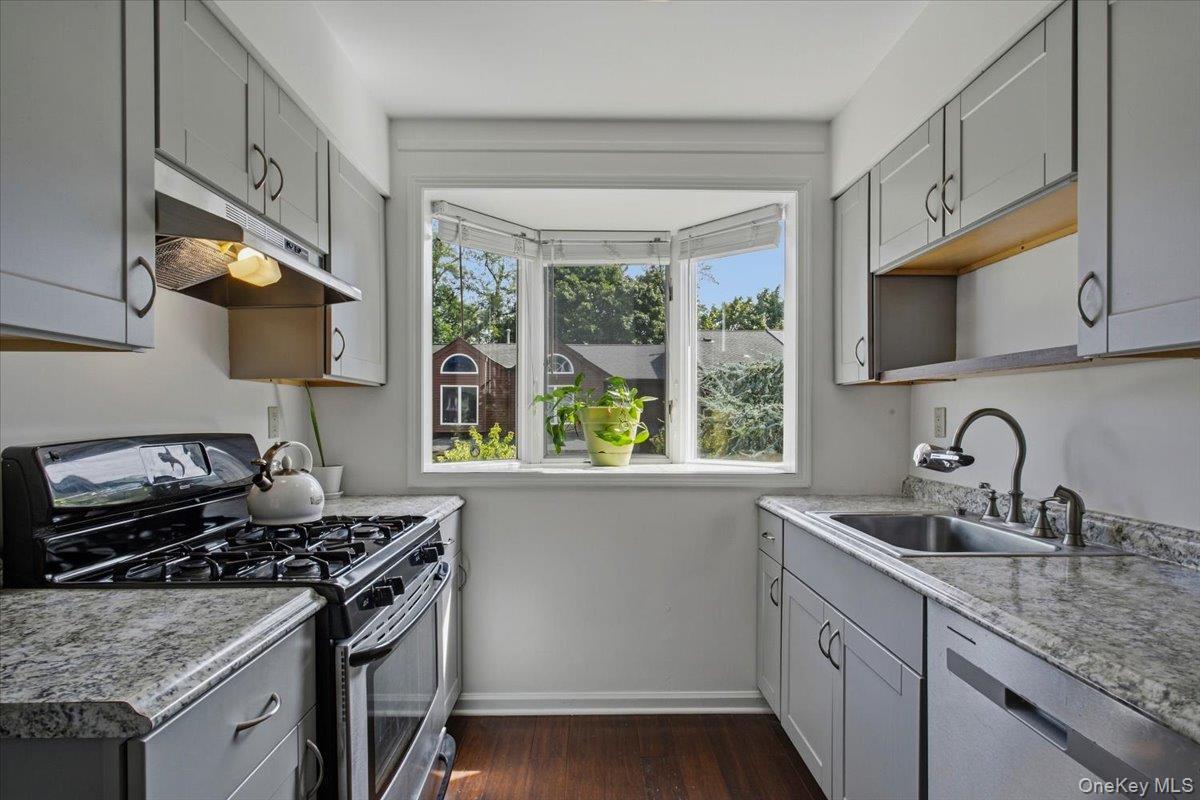Single Family Knoll View Westchester County, NY 10562, MLS-1053845-3