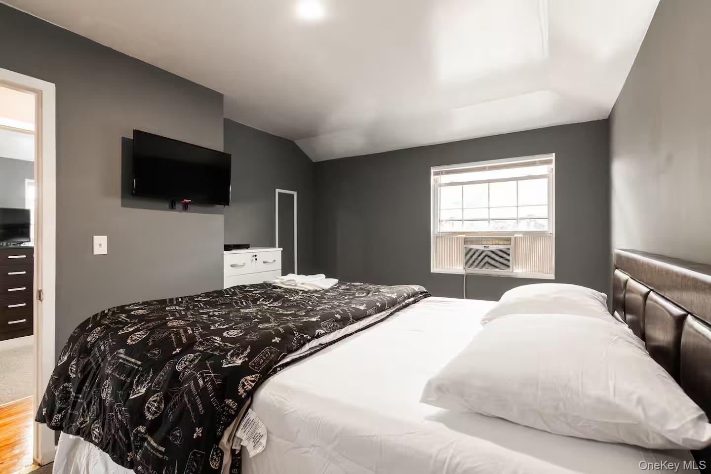 Single Family Bedell Street Queens, NY 11413, MLS-1054027-16