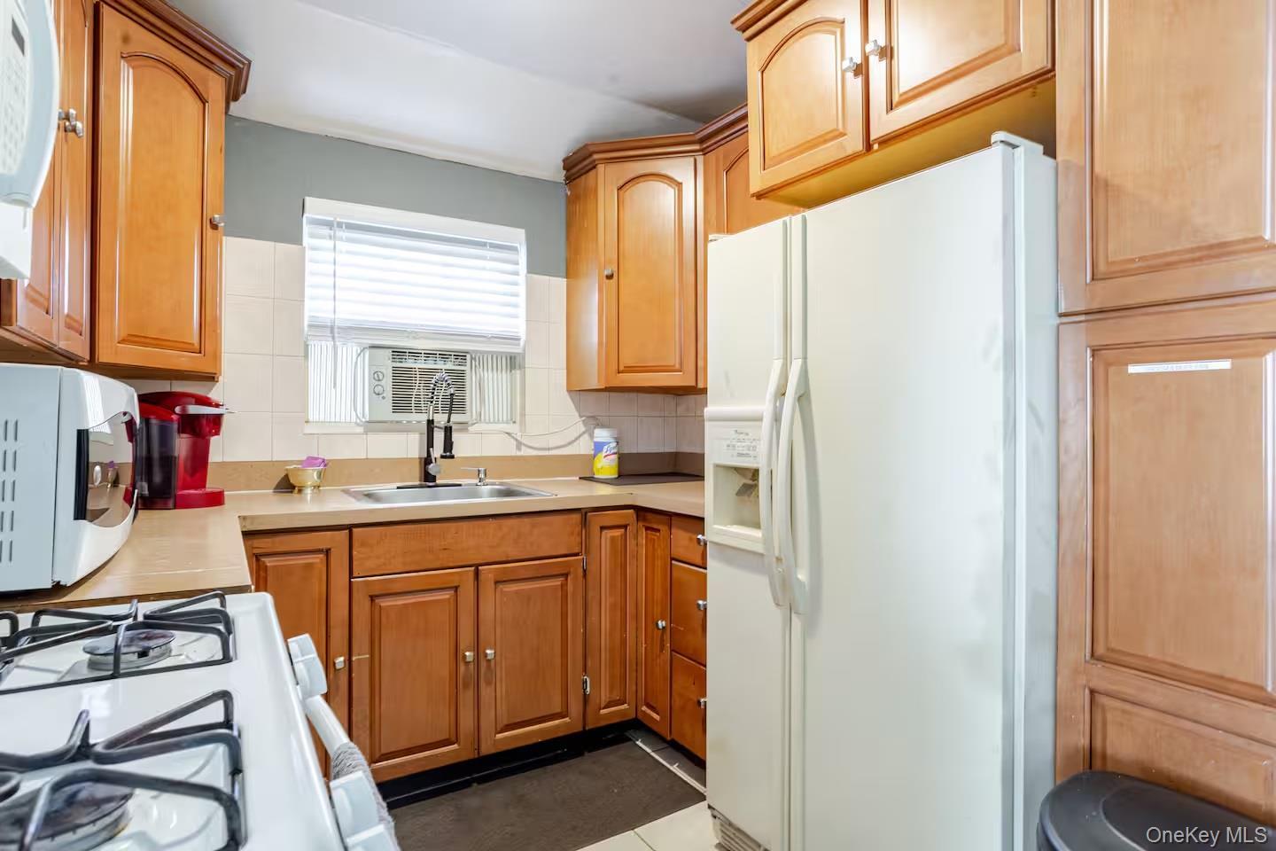 Single Family Bedell Street Queens, NY 11413, MLS-1054027-8