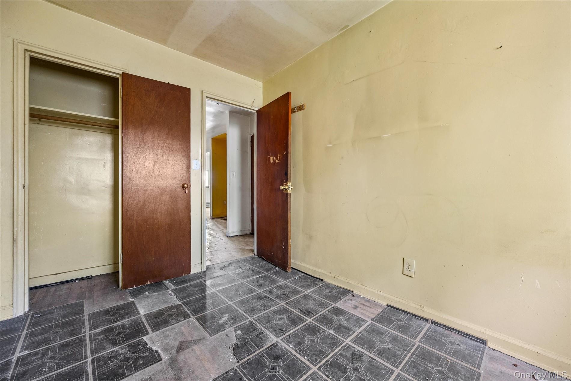 Single Family Laconia Avenue  Bronx, NY 10469, MLS-1054028-11
