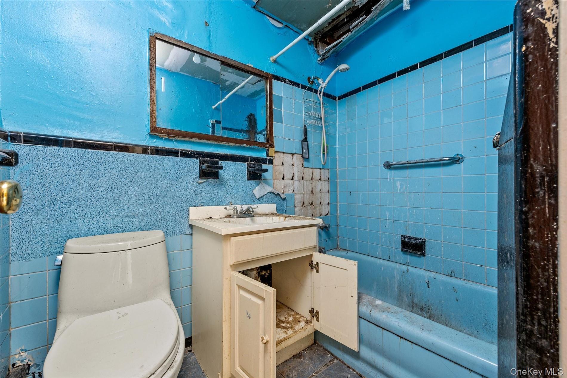 Single Family Laconia Avenue  Bronx, NY 10469, MLS-1054028-12