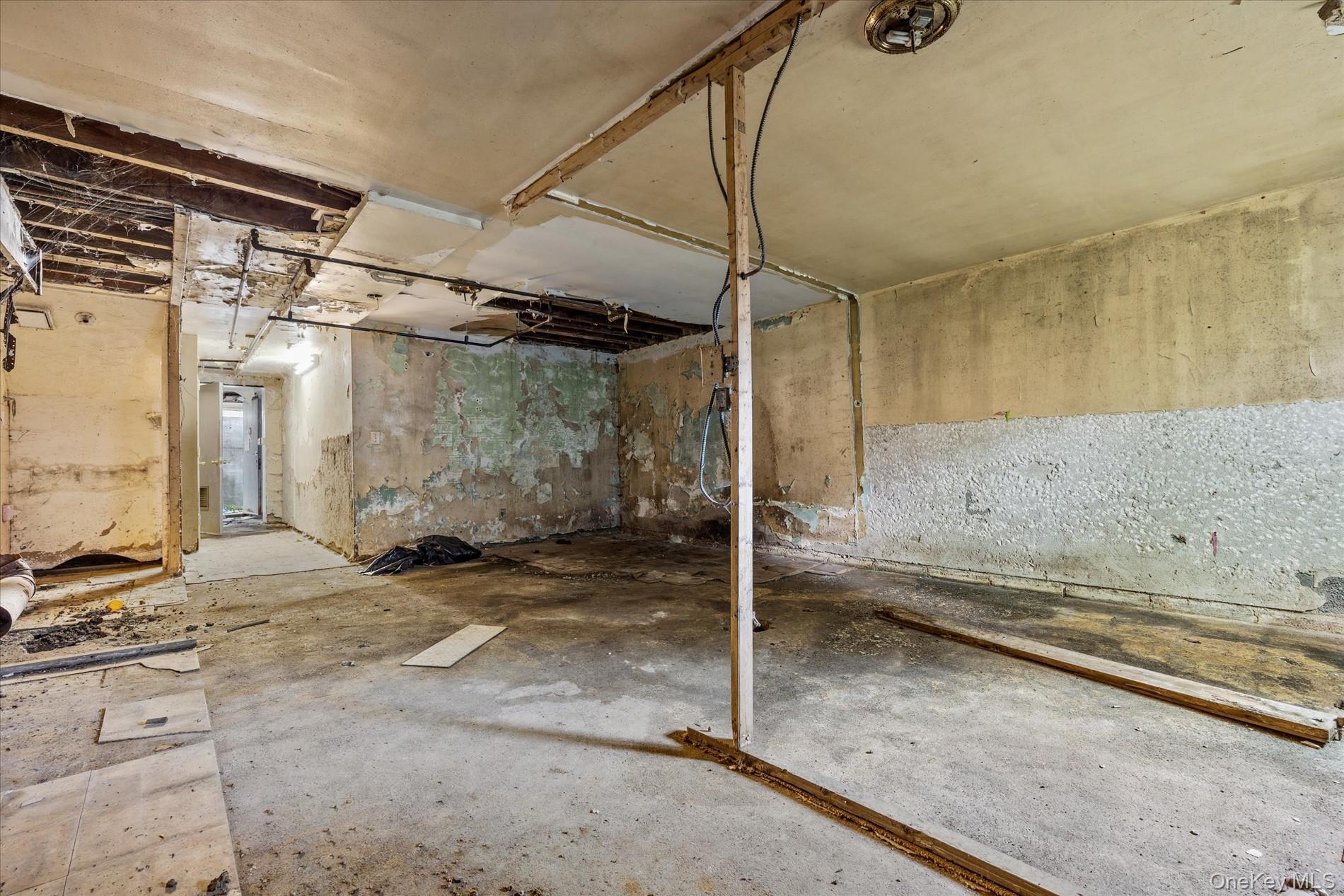 Single Family Laconia Avenue  Bronx, NY 10469, MLS-1054028-14