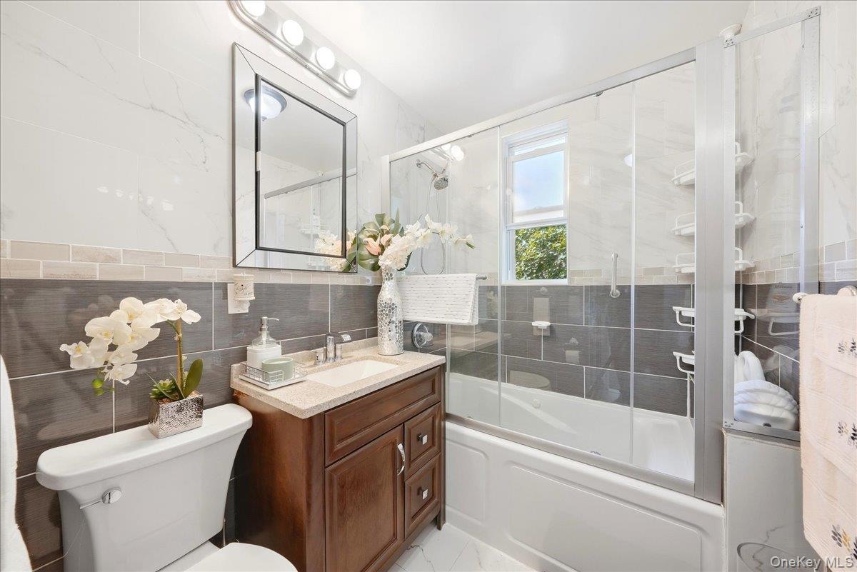 Single Family Hone Avenue Bronx, NY 10469, MLS-1054369-19