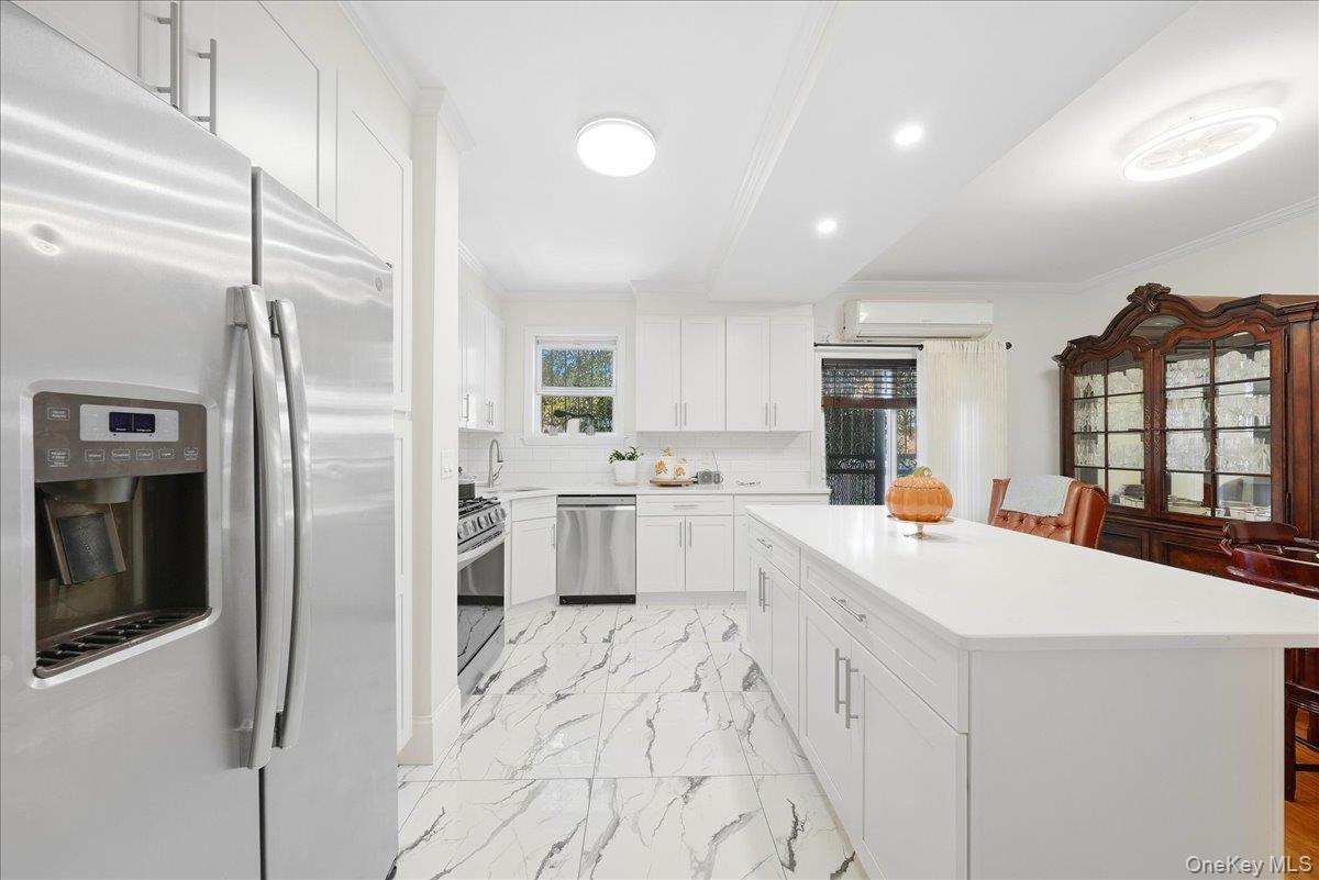 Single Family Hone Avenue Bronx, NY 10469, MLS-1054369-35