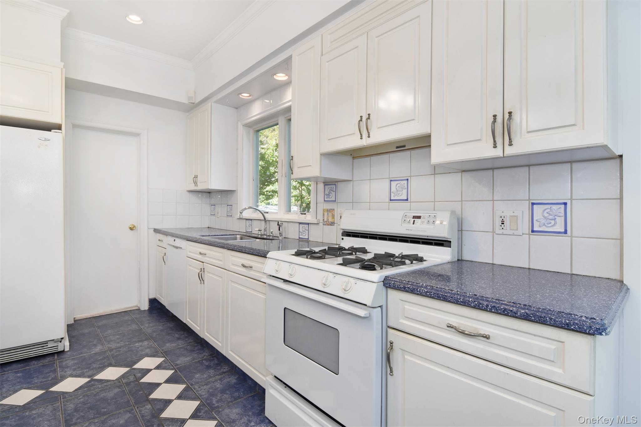 Single Family Southgate Avenue Westchester County, NY 10706, MLS-1054438-8