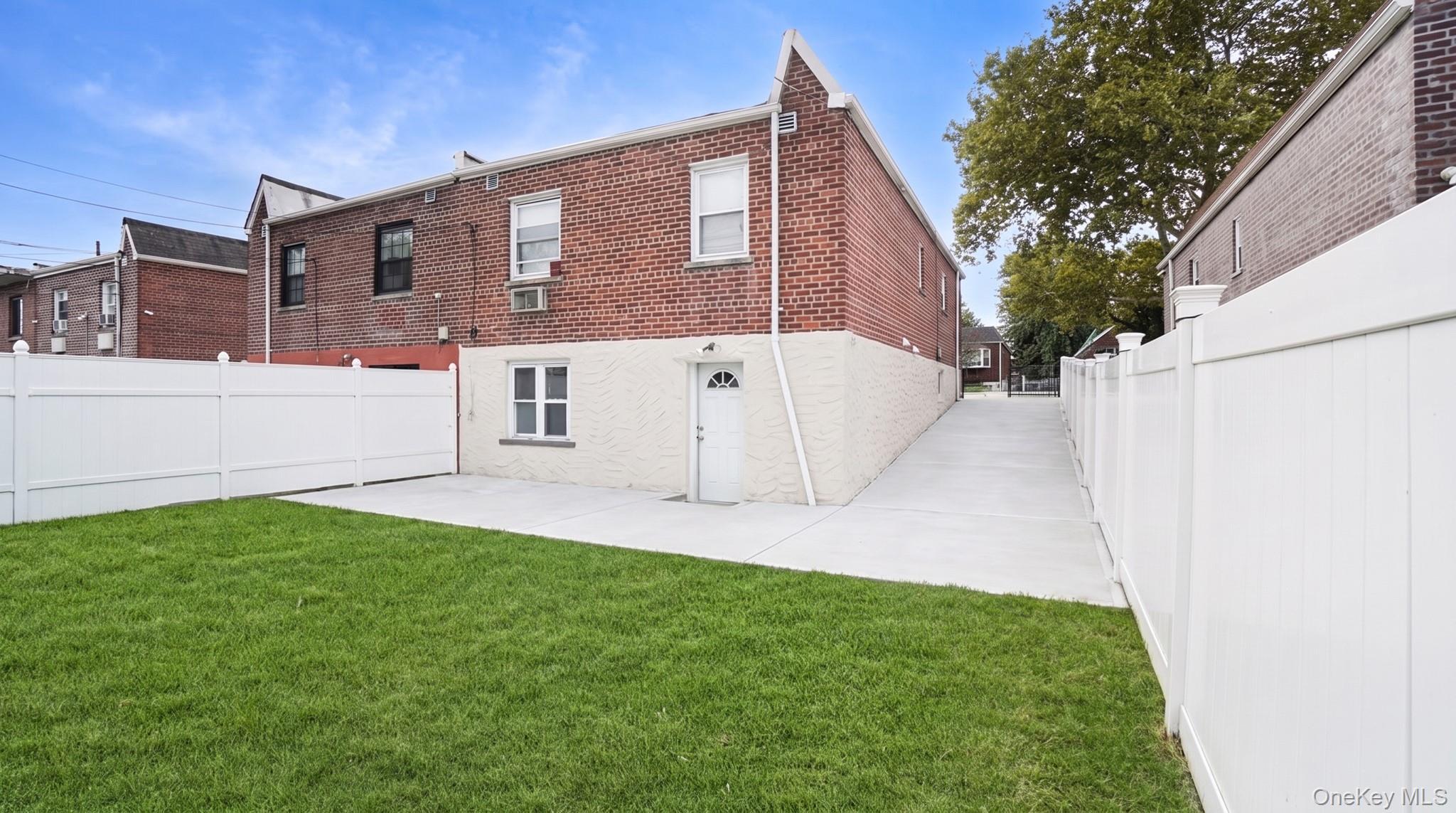 Single Family Huntington Avenue  Bronx, NY 10465, MLS-1054529-16