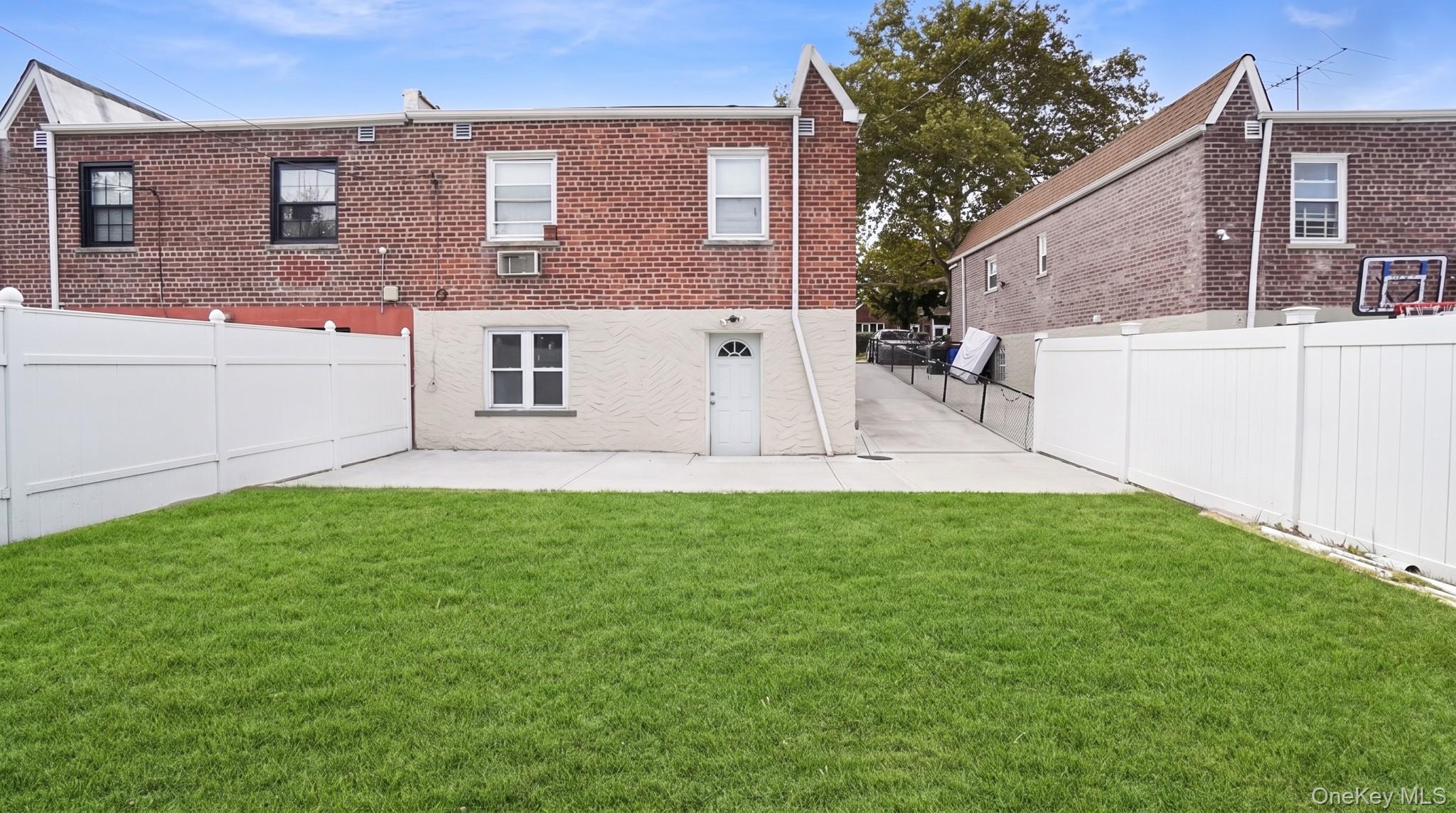 Single Family Huntington Avenue  Bronx, NY 10465, MLS-1054529-17