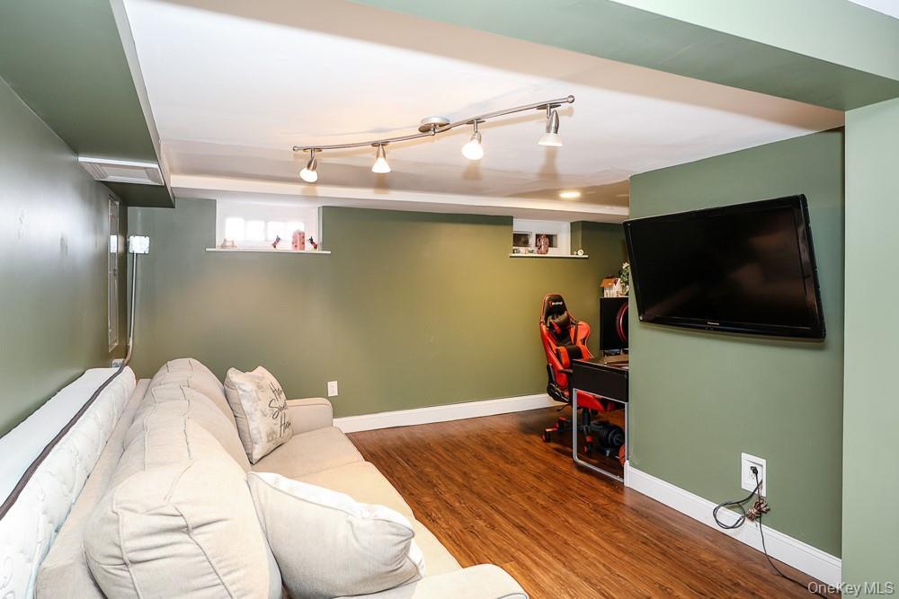 Single Family Kathleen Drive E Nassau County, NY 11791, MLS-1054579-33