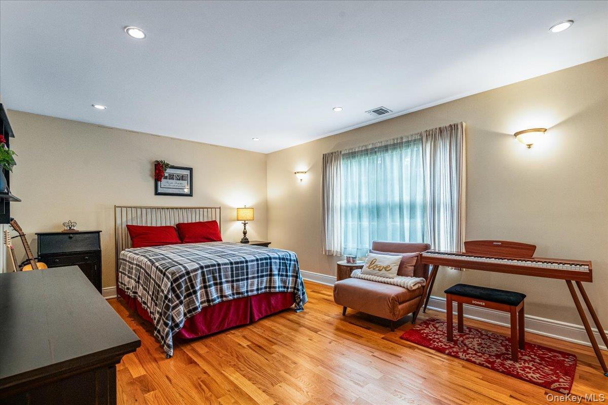 Single Family State Place Suffolk County, NY 11743, MLS-1055011-17
