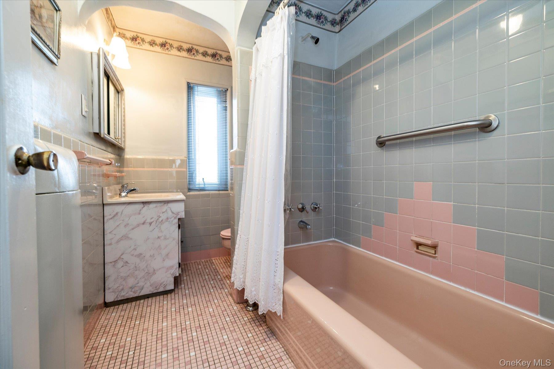 Single Family 77th Avenue  Queens, NY 11367, MLS-1055136-17