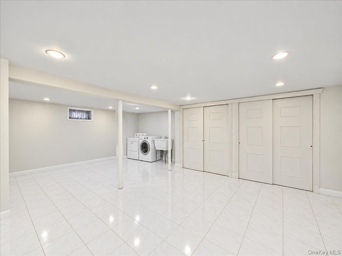 Single Family 181st Street  Queens, NY 11366, MLS-1055421-32